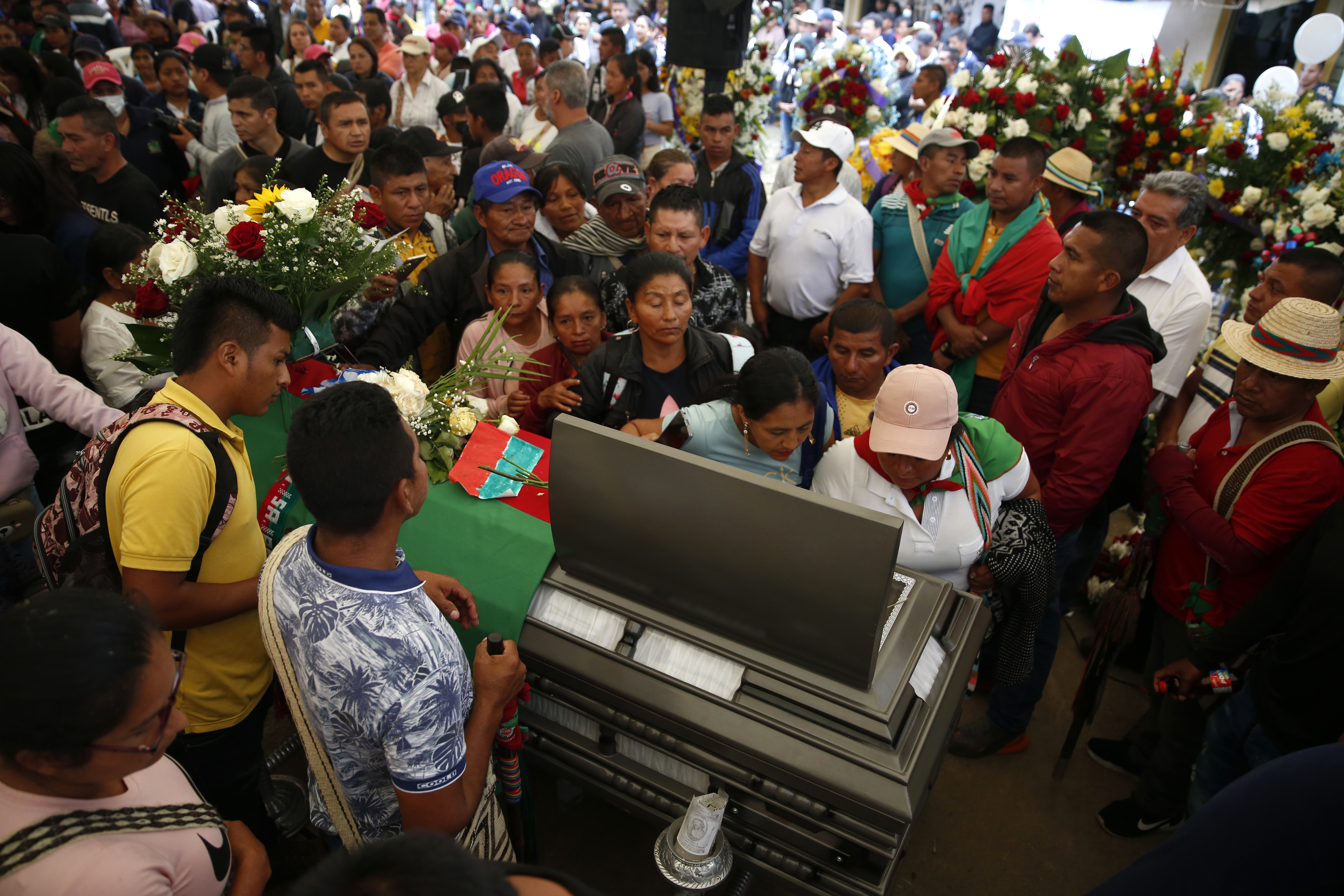 AME4109. TORIBÍO (COLOMBIA), 17/03/2022.- Familiares y amigos lloran junto al féretro de José Miller Correa, líder indígena asesinado el pasado lunes en Popaýan, durante sus honras fúnebres este jueves en la vereda Damian del municipio de Toribío, Cauca (Colombia). EFE/ Ernesto Guzmán