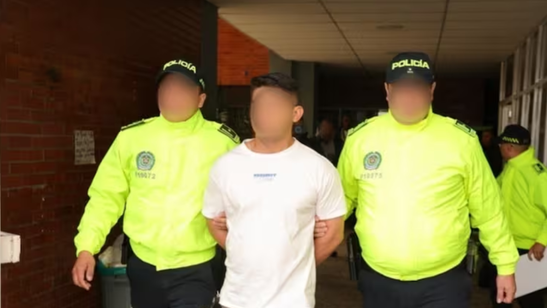Así quedó grabado policía robando elementos de equipaje en Aeropuerto El Dorado