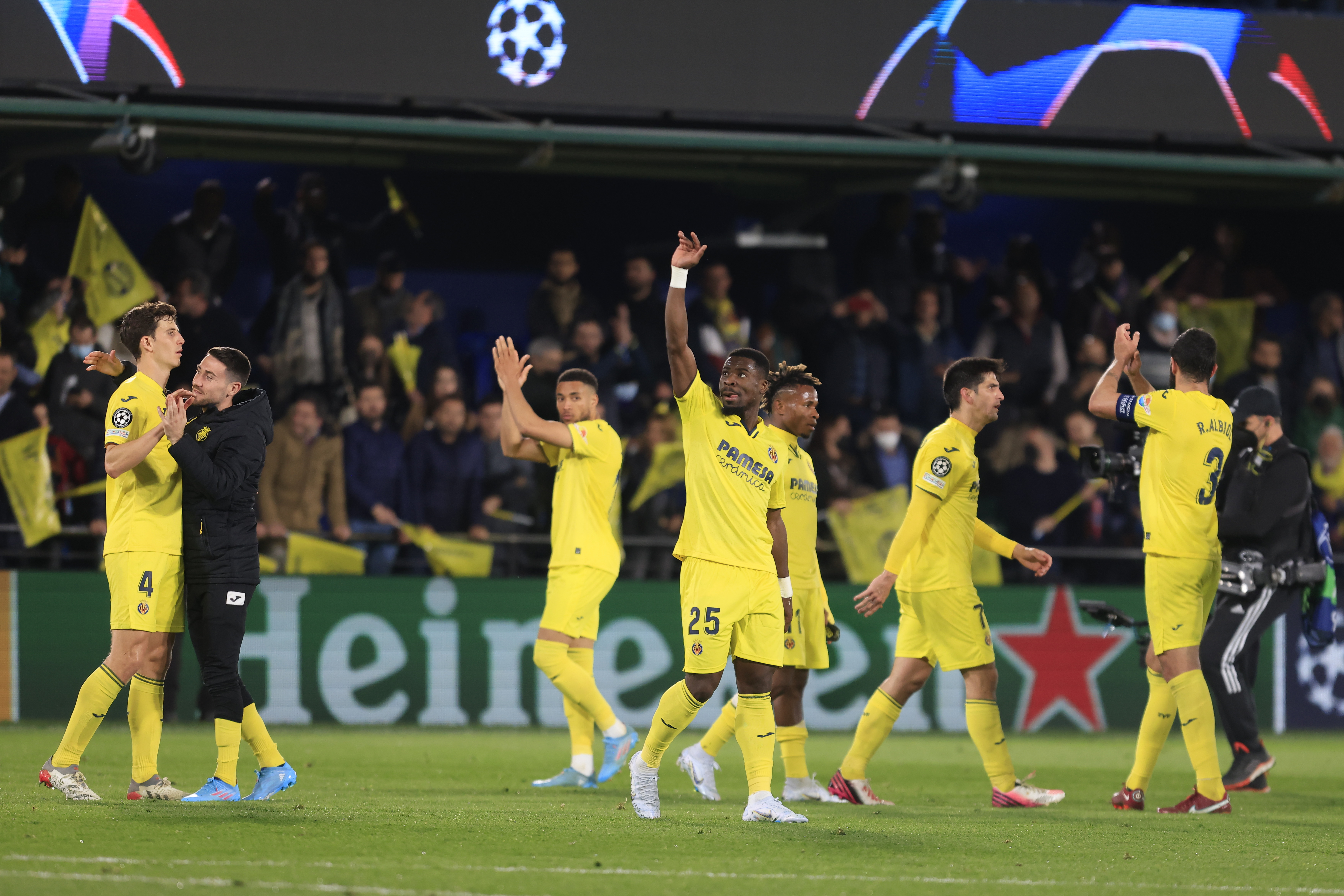 VILLARREAL, 06/04/2022.- Los jugadores del Villarreal celebran la victoria del equipo castellonense sobre el Bayern a la finalización del encuentro correspondiente a la ida de los cuartos de final de la Liga de Campeones que han disputado hoy miércoles en el estadio de La Cerámica, en Villarreal. EFE / Domenech Castelló.