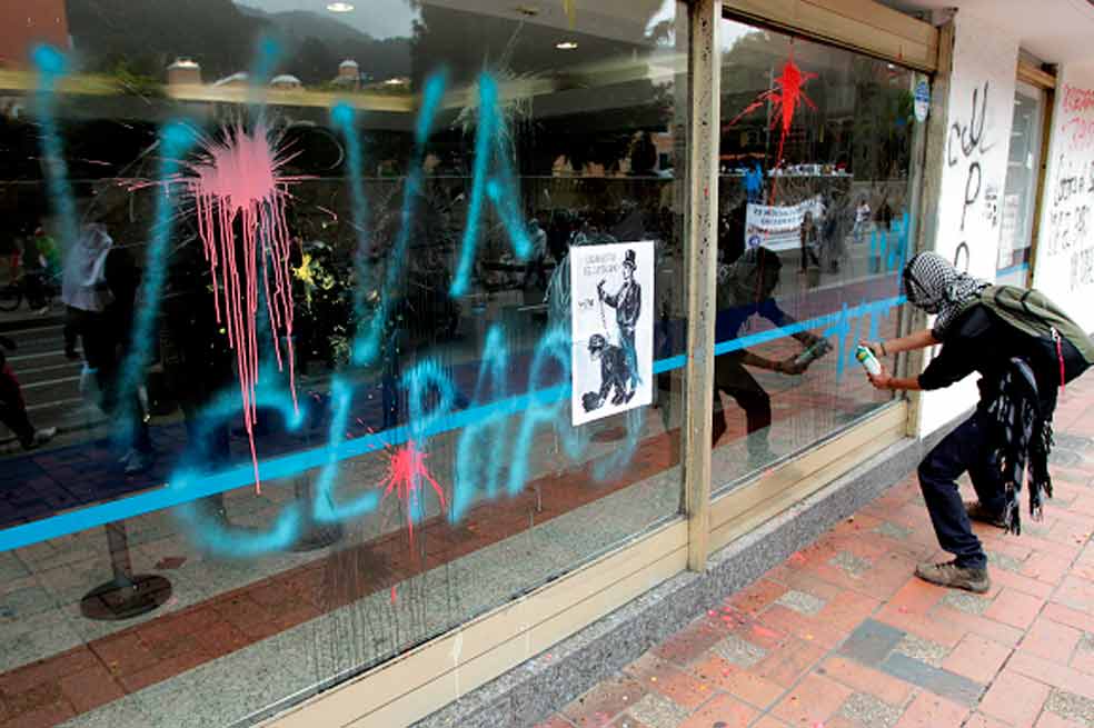 Graves disturbios en el centro de Bogotá