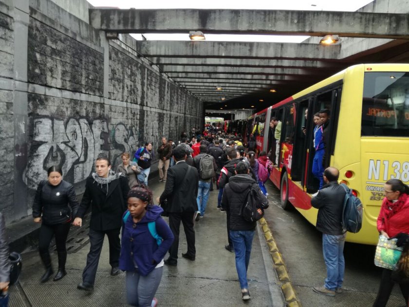 Dificultades de movilidad en la Calle 80 por articulado de Transmilenio varado