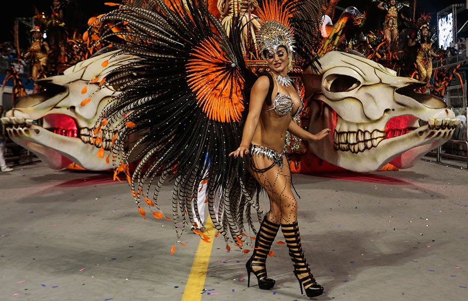 La sensualidad hecha mujer camina por las calles de Brasil