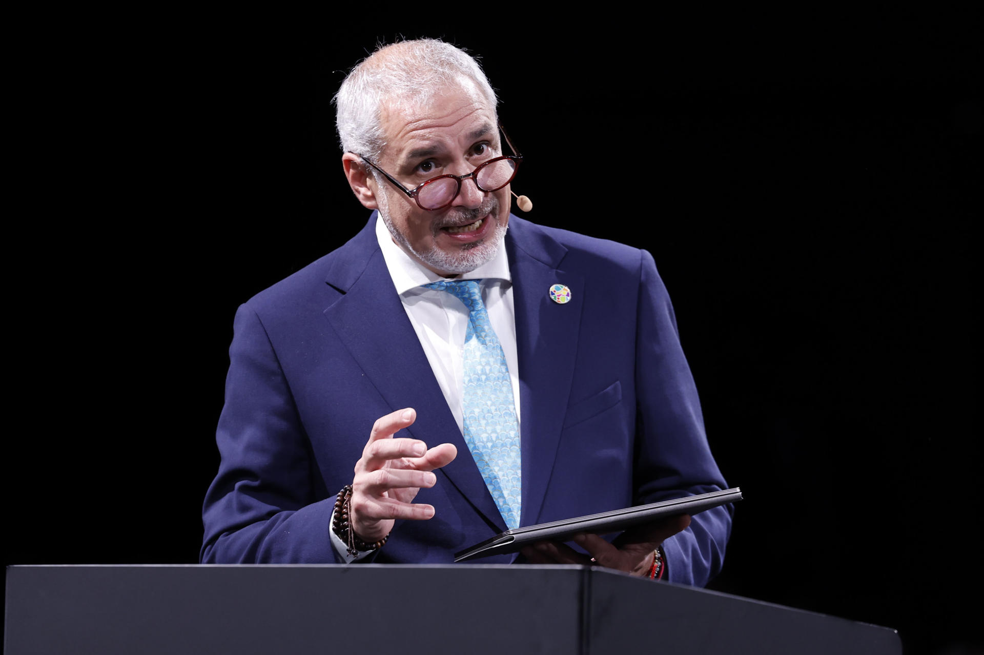 GRAFCAT2475. BARCELONA, 29/09/2025.- El director adjunto de la UNESCO, Ernesto Ottone, durante la presentación del Primer Informe Mundial sobre el estado de la Cultura en la jornada inaugural de Mondiacult 2025, la Conferencia Mundial de la UNESCO sobre Políticas Culturales y Desarrollo Sostenible, la mayor reunión de ministros de Cultura. EFE/Toni Albir