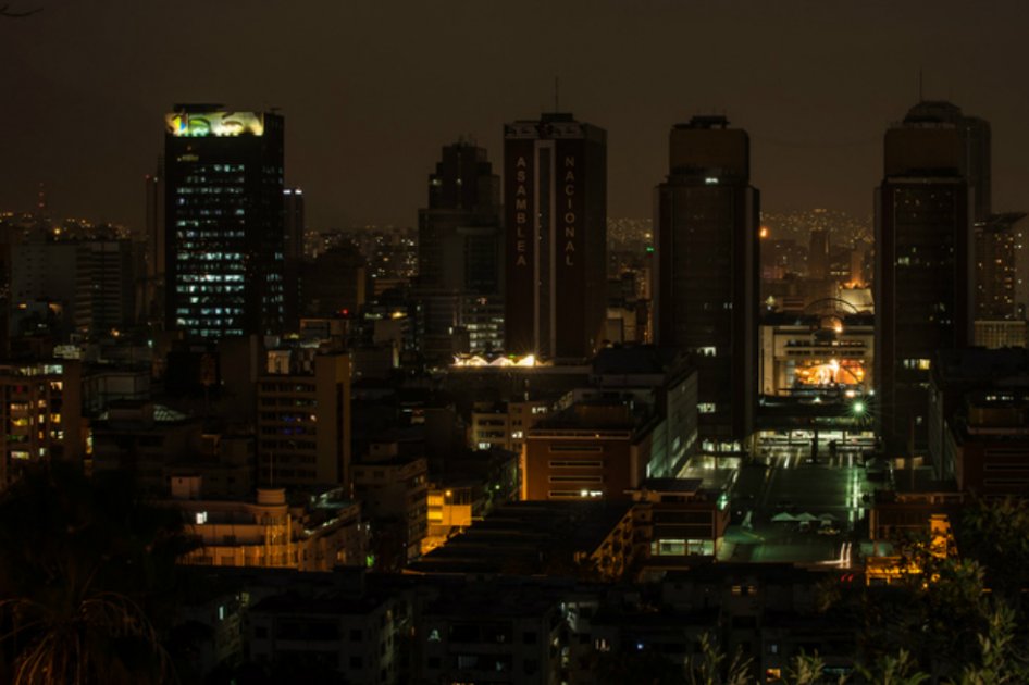Gobierno de Venezuela anuncia apagón eléctrico en diez estados
