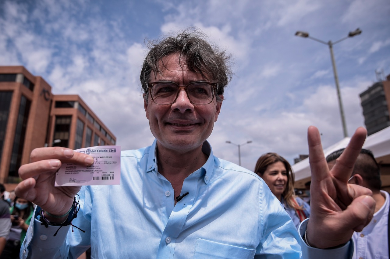 El precandidato Alejandro Gaviria, de la Coalición Centro Esperanza, votó junto a su familia en el norte de Bogotá.