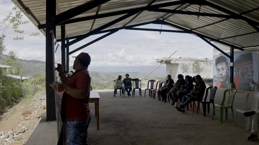 Amenazan a gobernador indígena que lucha contra los cultivos de coca en Cauca