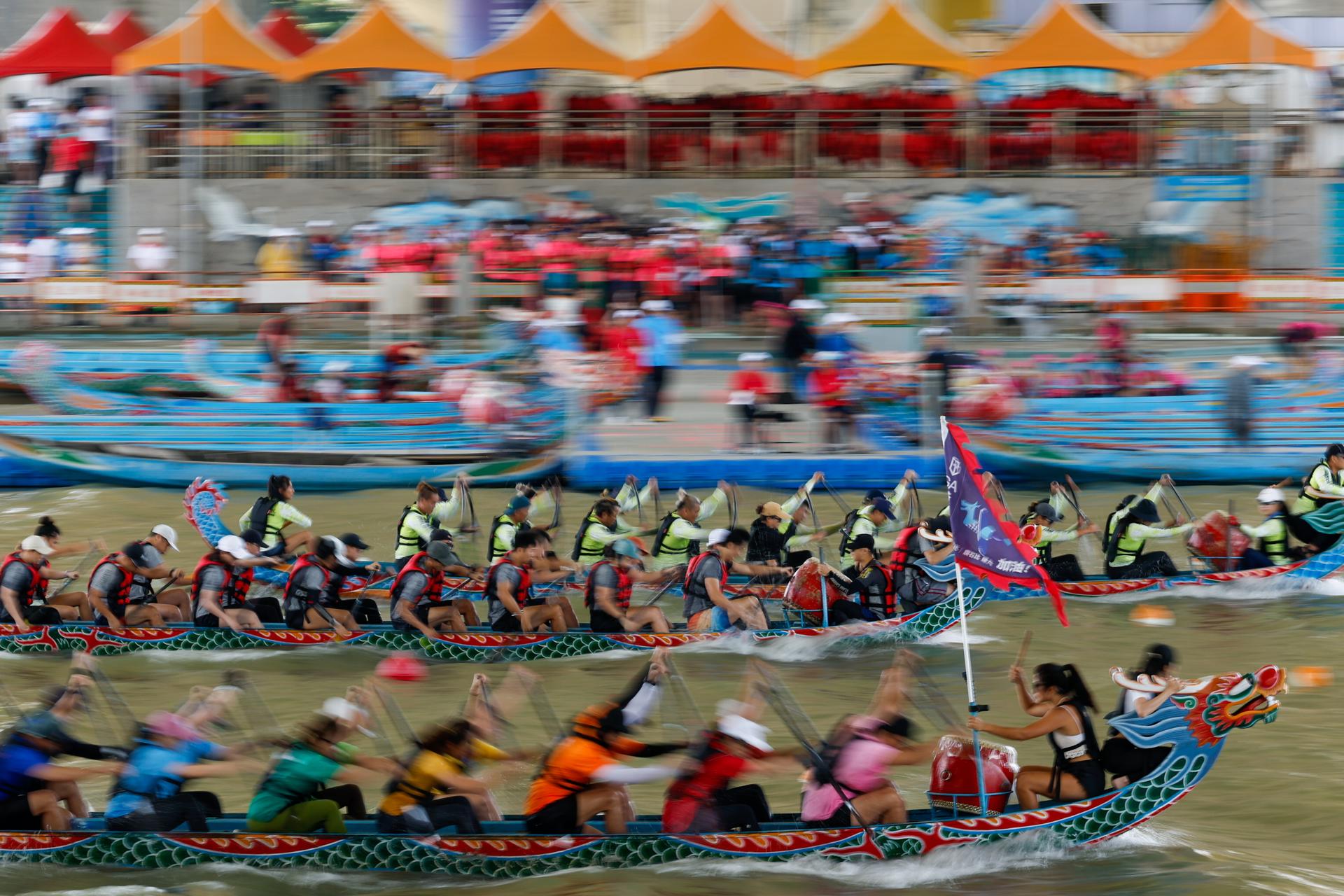 TAIPEI (Taiwan), 30/05/2025.- Revelers paddle as they participate in a dragon boat race prior to the celebration of Dragon Boat Festival 2025 in Taipei, Taiwan, 30 May 2025. This year the Dragon Boat Festival, also named Duanwu Festival, will be celebrated on 31 May and falls on the fifth day of the fifth month in the Chinese lunar calendar in honor of Qu Yuan, an ancient Chinese poet and statesman. EFE/EPA/RITCHIE B. TONGO