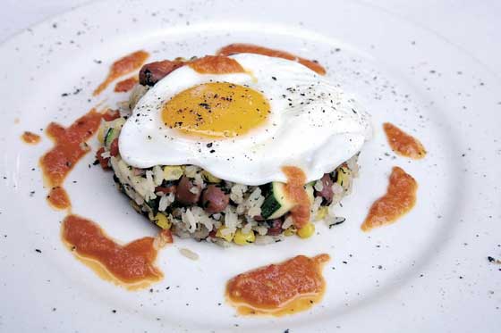 Huevo frito sobre arroz mexicano