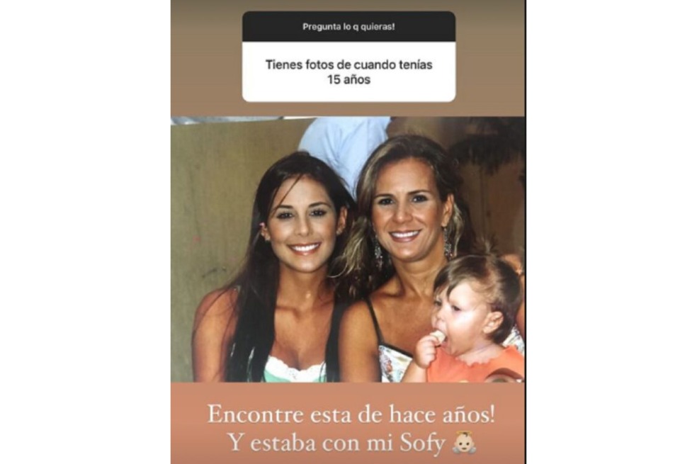 Aparece acompañada de su madre y su hermana Sofía.