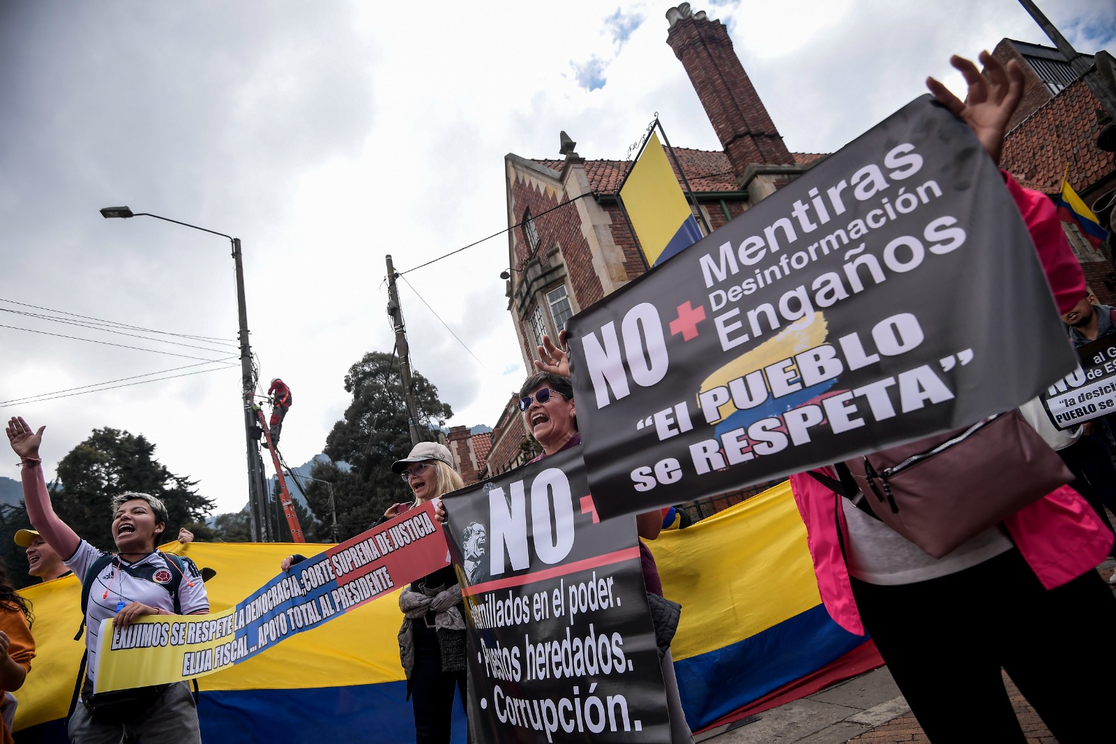 Ciudadanos y distintos sectores educativos, culturales y sociales, salieron a manifestarse este 8 de febrero en apoyo al Gobierno de Gustavo Petro.