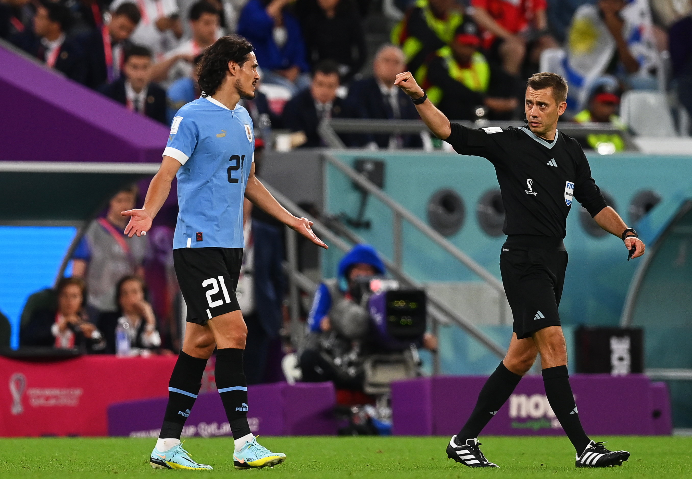 Doha (Qatar), 24/11/2022.- Edinson Cavani (L) of Uruguay argues with French referee Clement Turpin (R) during the FIFA World Cup 2022 group H soccer match between Uruguay and South Korea at Education City Stadium in Doha, Qatar, 24 November 2022. (Mundial de Fútbol, Corea del Sur, Catar) EFE/EPA/Neil Hall