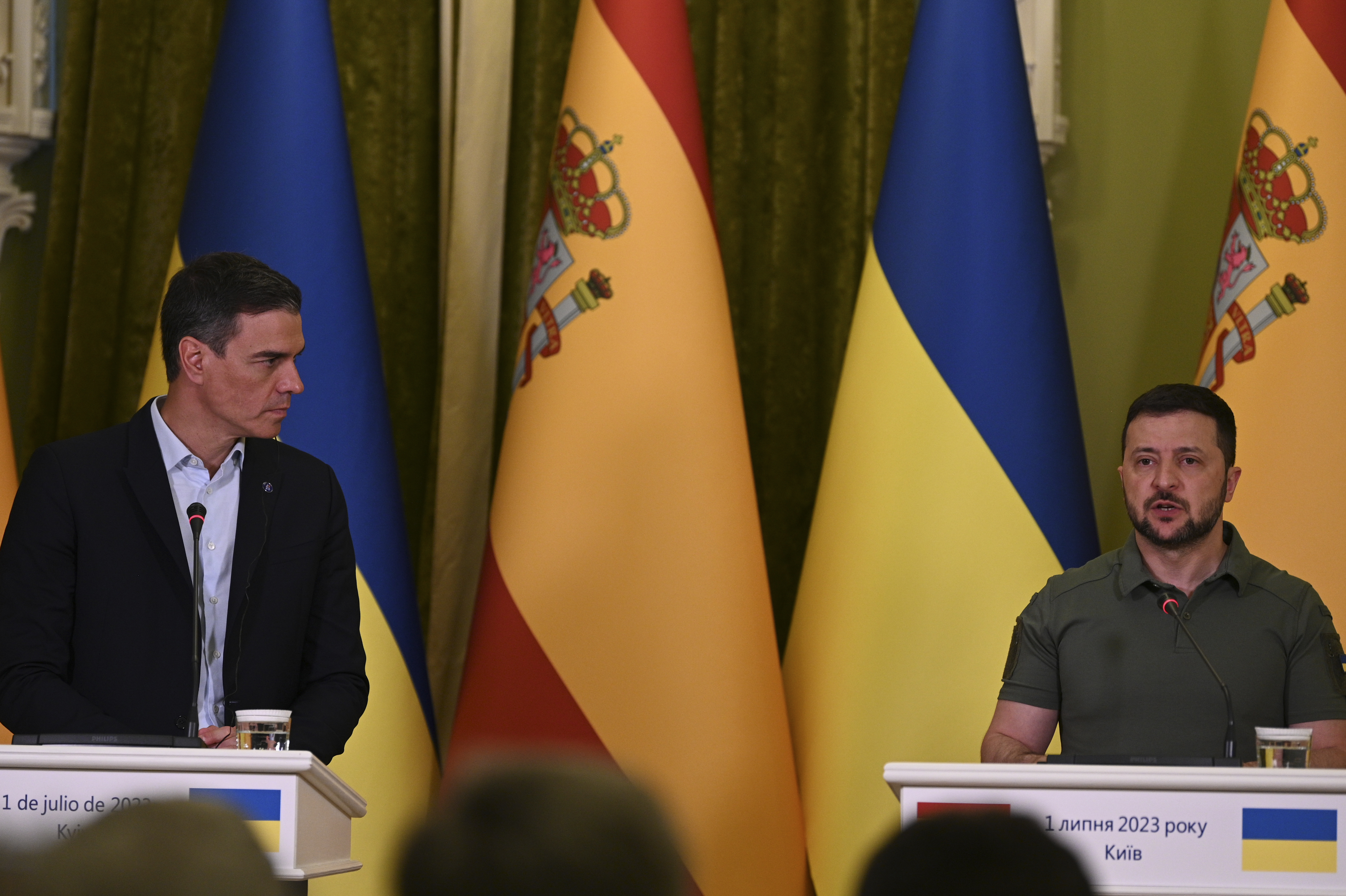 KIEV (UCRANIA), 01/07/2023.- El presidente del Gobierno, Pedro Sánchez (i), ofrece una rueda de prensa junto al jefe del Estado ucraniano, Volodímir Zelenski (d), tras su reunión de este sábado en Kiev (Ucrania), día en que España estrena presidencia europea. Sánchez transmitió a Zelenski el apoyo de la presidencia española de la UE al proceso de reformas que exige Bruselas a Kiev para iniciar negociaciones de acceso. EFE/ Borja Puig De La Bellacasa / Moncloa SÓLO USO EDITORIAL / SÓLO DISPONIBLE PARA ILUSTRAR LA NOTICIA QUE ACOMPAÑA (CRÉDITO OBLIGATORIO)