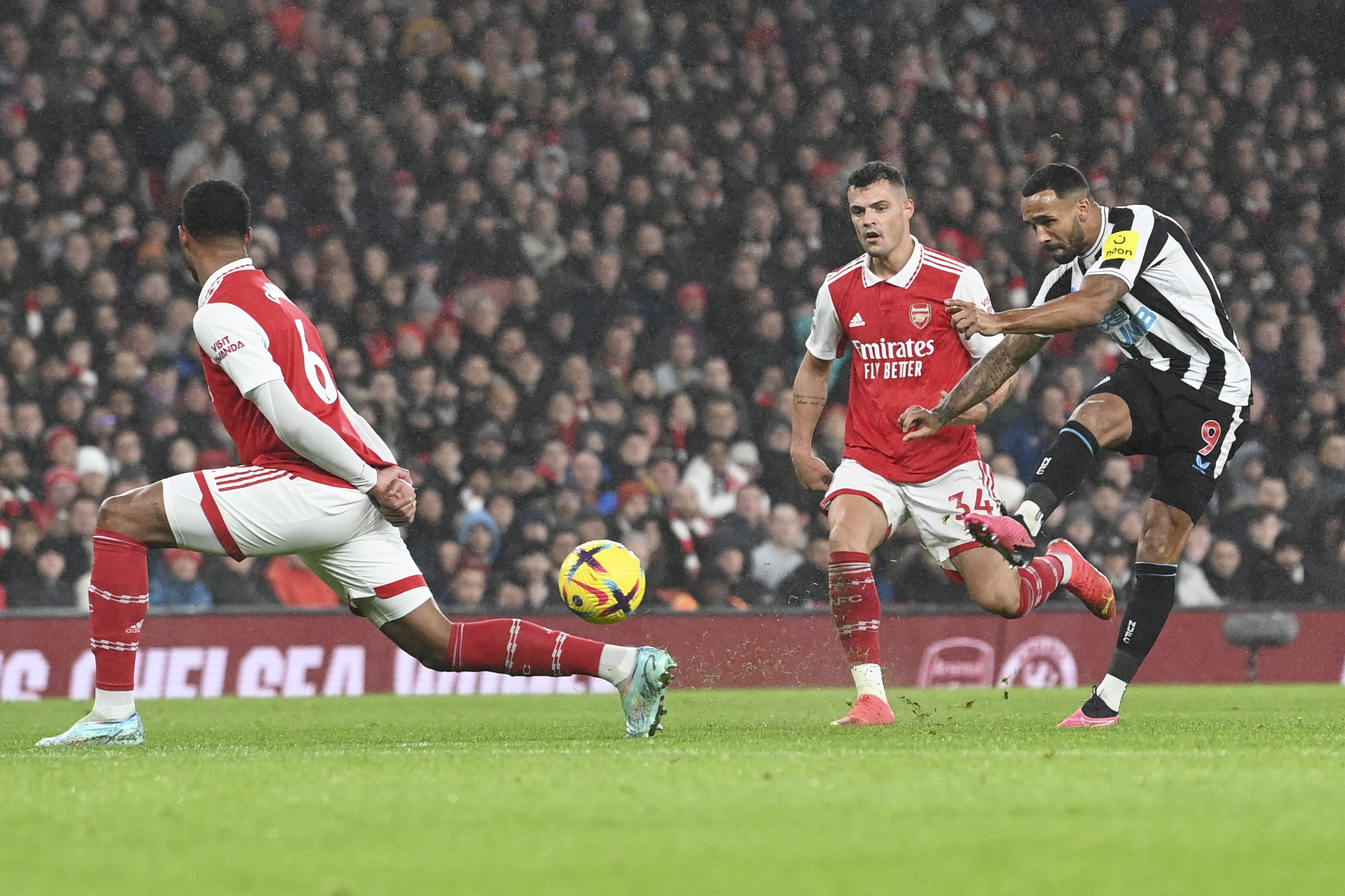 London (United Kingdom), 03/01/2023.- Gabriel Magalhaes of Arsenal (L) in action against Callum Wilson of Newcastle (R) during the English Premier League soccer match between Arsenal London and Newcastle United in London, Britain, 03 January 2023. (Reino Unido, Londres) EFE/EPA/Neil Hall EDITORIAL USE ONLY. No use with unauthorized audio, video, data, fixture lists, club/league logos or 'live' services. Online in-match use limited to 120 images, no video emulation. No use in betting, games or single club/league/player publications