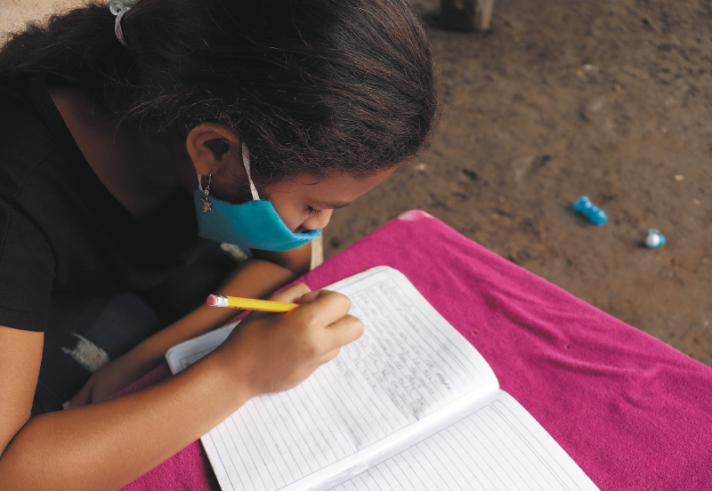 Seis jóvenes de diferentes regiones del país, incluyendo Arusí, Cali, Barú, Urabá y Ciénaga, compartirán sus testimonios sobre cómo la educación sexual ha cambiado sus vidas y cómo, a su vez, se han convertido en agentes de cambio en sus comunidades