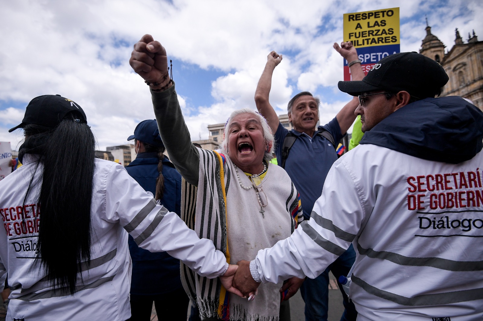 Tras la llegada de los manifestantes se han reportado agresiones verbales a los integrantes de Asoinca, organización sindical que agremia a los docentes y trabajadores de la educación vinculados en Popayán y el Cauca, quienes se encuentran acampando en la entrada del Congreso de la República.