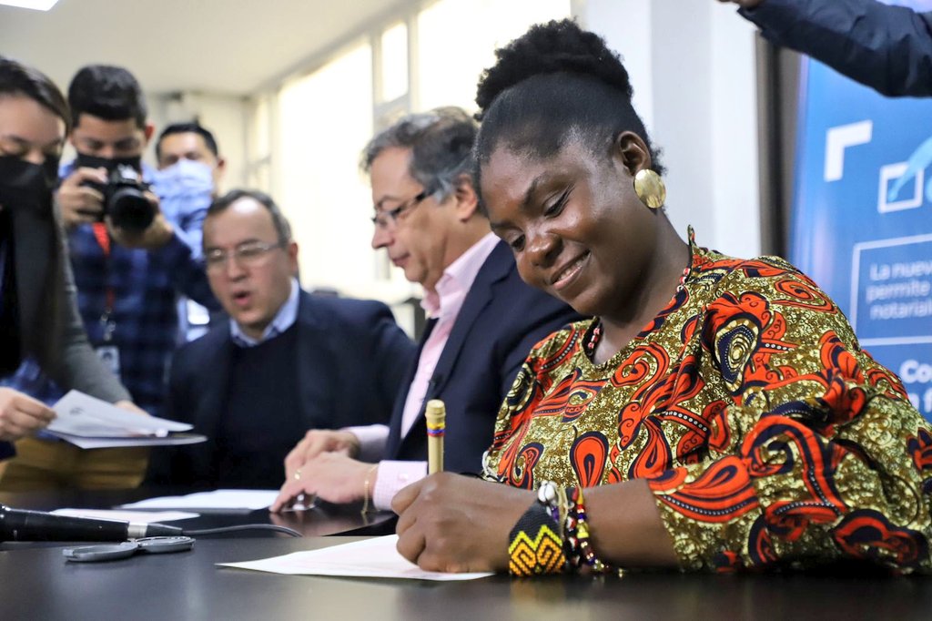 Sobre Gustavo Petro, Francia Márquez y su promesa firmada de no expropiación