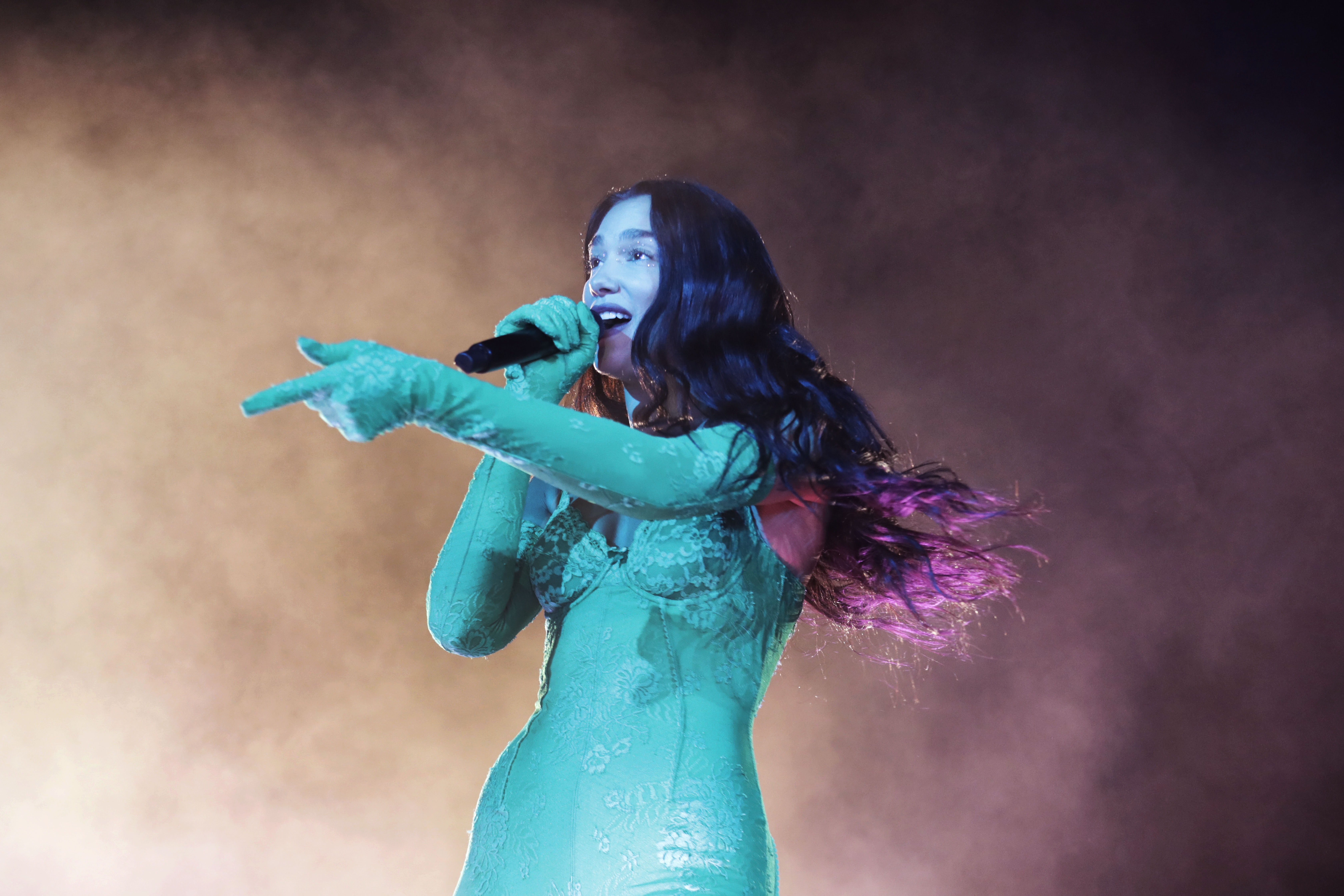 Video: desde carros y árboles personas vieron “mejor” el concierto de Dua Lipa
