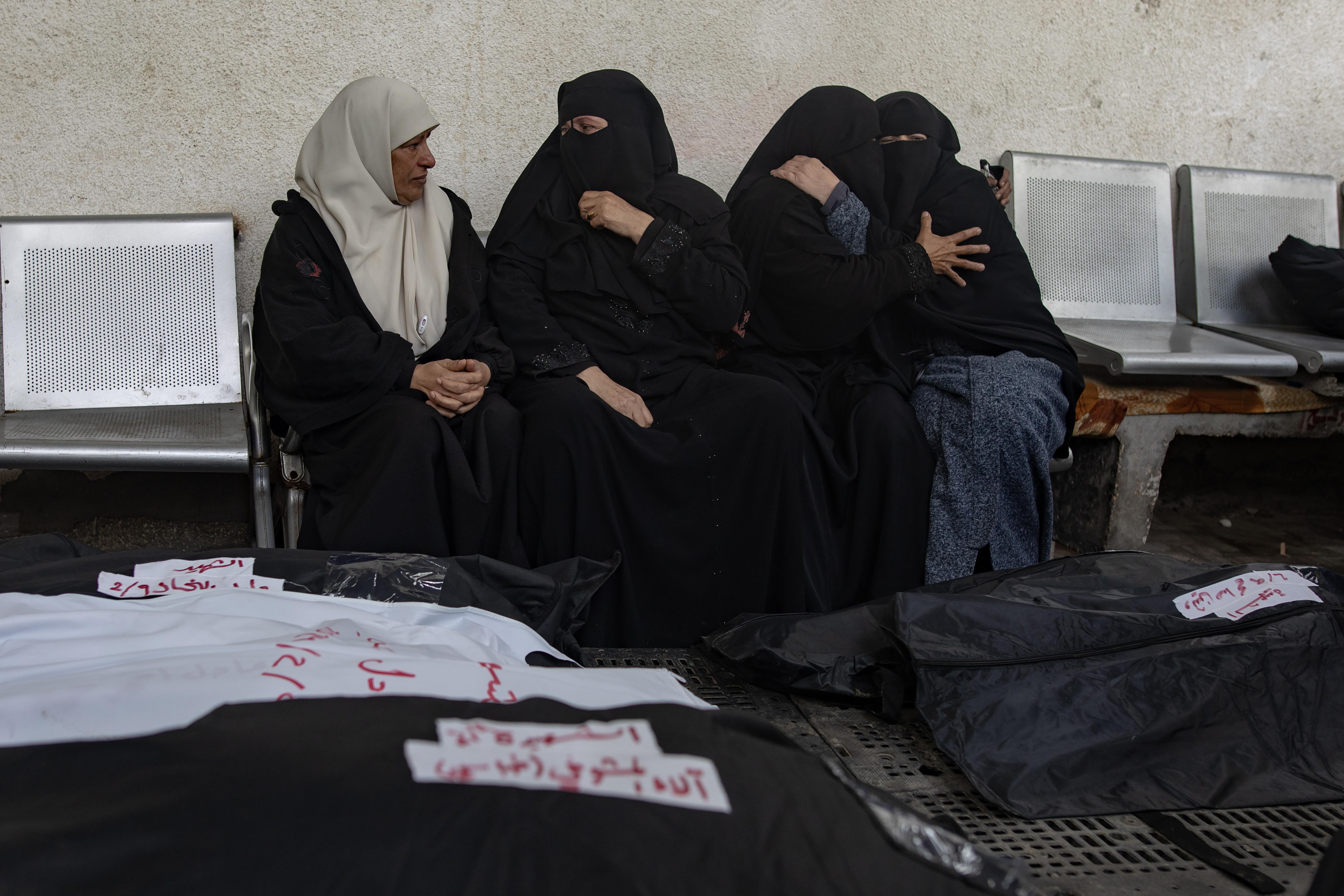 Gaza (-), 09/02/2024.- People mourn next to the bodies of the members of two Palestinian families following an Israeli airstrike on the Rafah refugee camp, southern Gaza Strip, 09 February 2024. More than 27,500 Palestinians and over 1,300 Israelis have been killed, according to the Palestinian Health Ministry and the Israel Defense Forces (IDF), since Hamas militants launched an attack against Israel from the Gaza Strip on 07 October 2023, and the Israeli operations in Gaza and the West Bank which followed it. EFE/EPA/HAITHAM IMAD