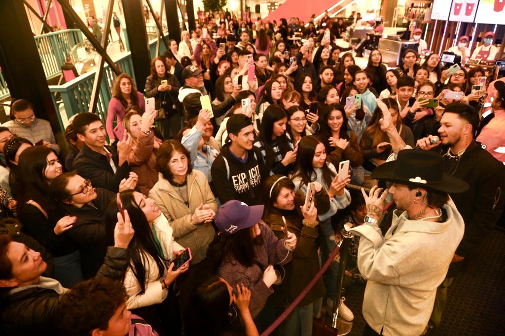 El público del Centro Comercial Santafé disfrutando de la presentación de Pasabordo.