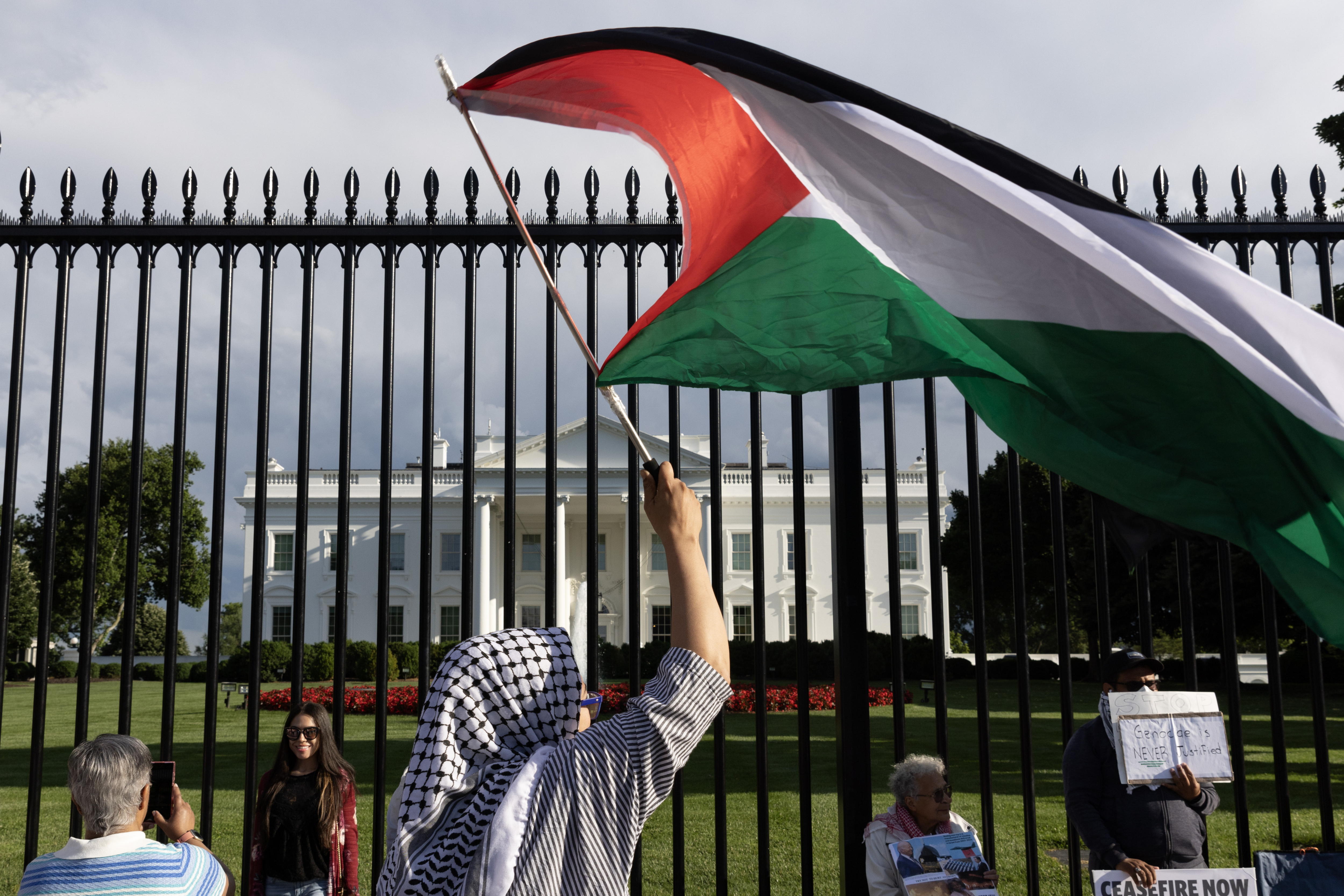Washington (United States), 28/05/2024.- A pro-Palestinian protester rallies outside the White House to protest against support of Israel by the United States and to condemn an Israeli strike in Gaza last weekend; in Washington, DC, USA, 28 May 2024. The Israeli strike in southern Gaza that killed dozens of Palestinian civilians has met widespread condemnation. The Biden administration said on 28 May that the strike did not violate US President Biden's warning against a large military operation in Rafah. More than 36,000 Palestinians and over 1,400 Israelis have been killed, according to the Palestinian Health Ministry and the Israel Defense Forces (IDF), since Hamas militants launched an attack against Israel from the Gaza Strip on 07 October 2023, and the Israeli operations in Gaza and the West Bank which followed it. (Protestas, Estados Unidos) EFE/EPA/MICHAEL REYNOLDS
