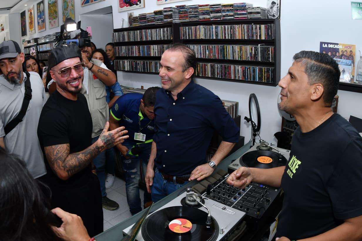 En compañía del alcalde Eder, J Balvin visitó espacios emblemáticos de la cultura salsera y presentaron proyectos de renovación urbana y cultural en la zona.