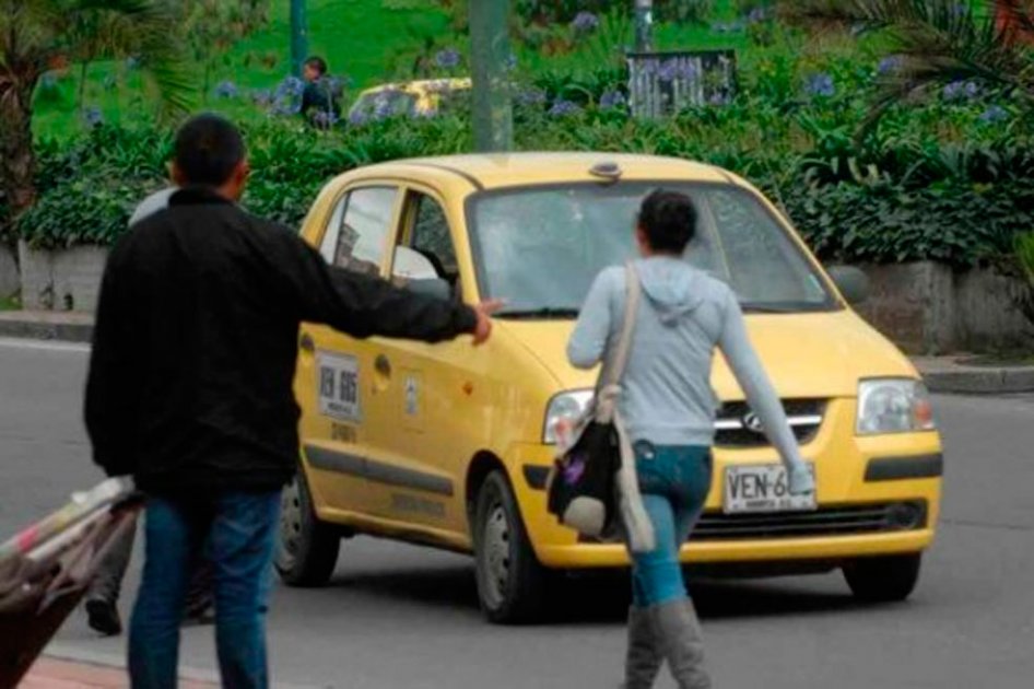 En video: Taxista escapó con mercado de un adulto mayor en Bogotá