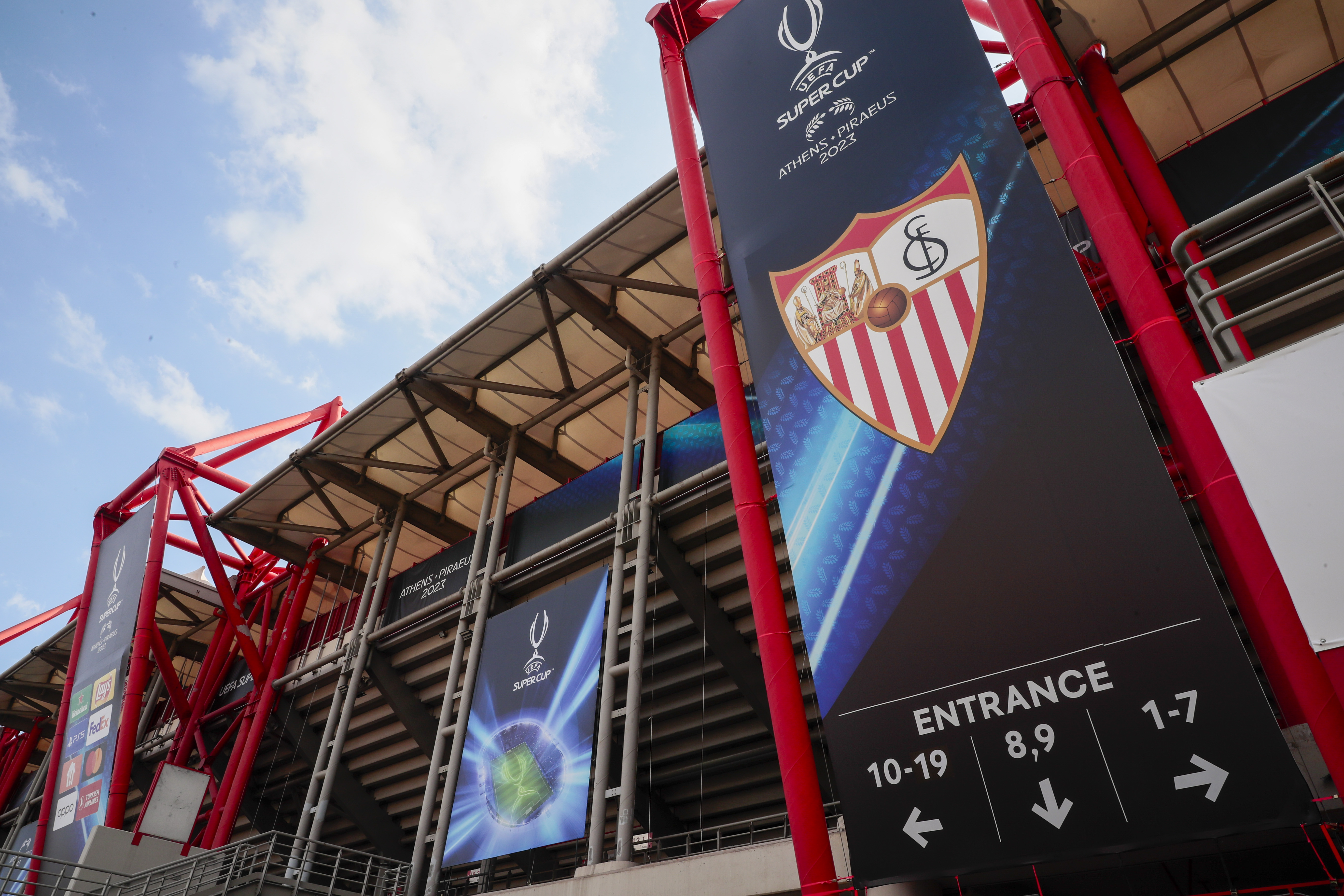 Manchester City y Sevilla buscan el título de la Supercopa de Europa