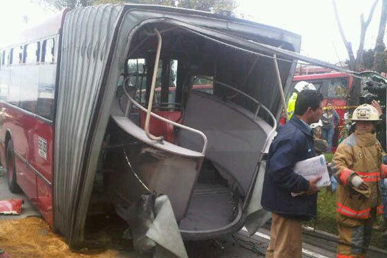 Bus de Transmilenio se partió por la mitad en la Autopista Norte