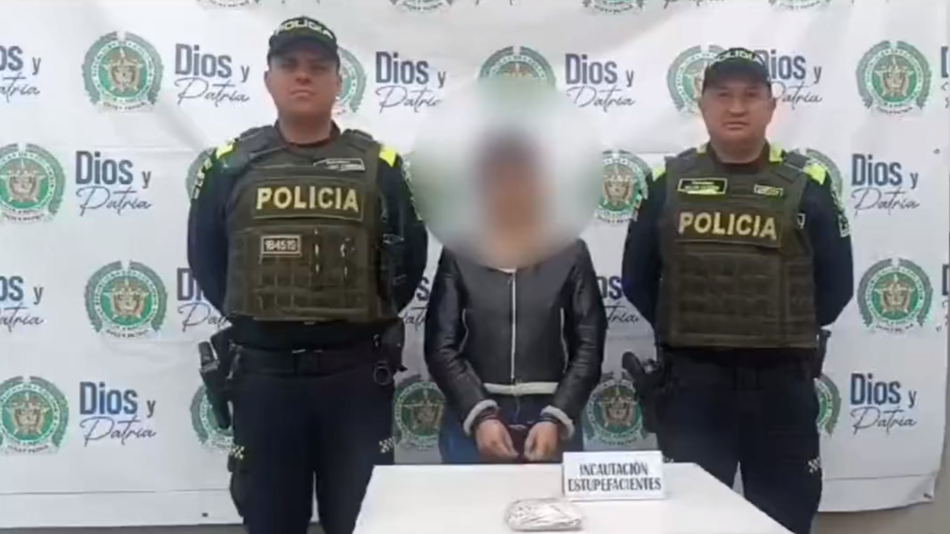 Policía capturó a mujer que contaba papeletas en plena vía pública