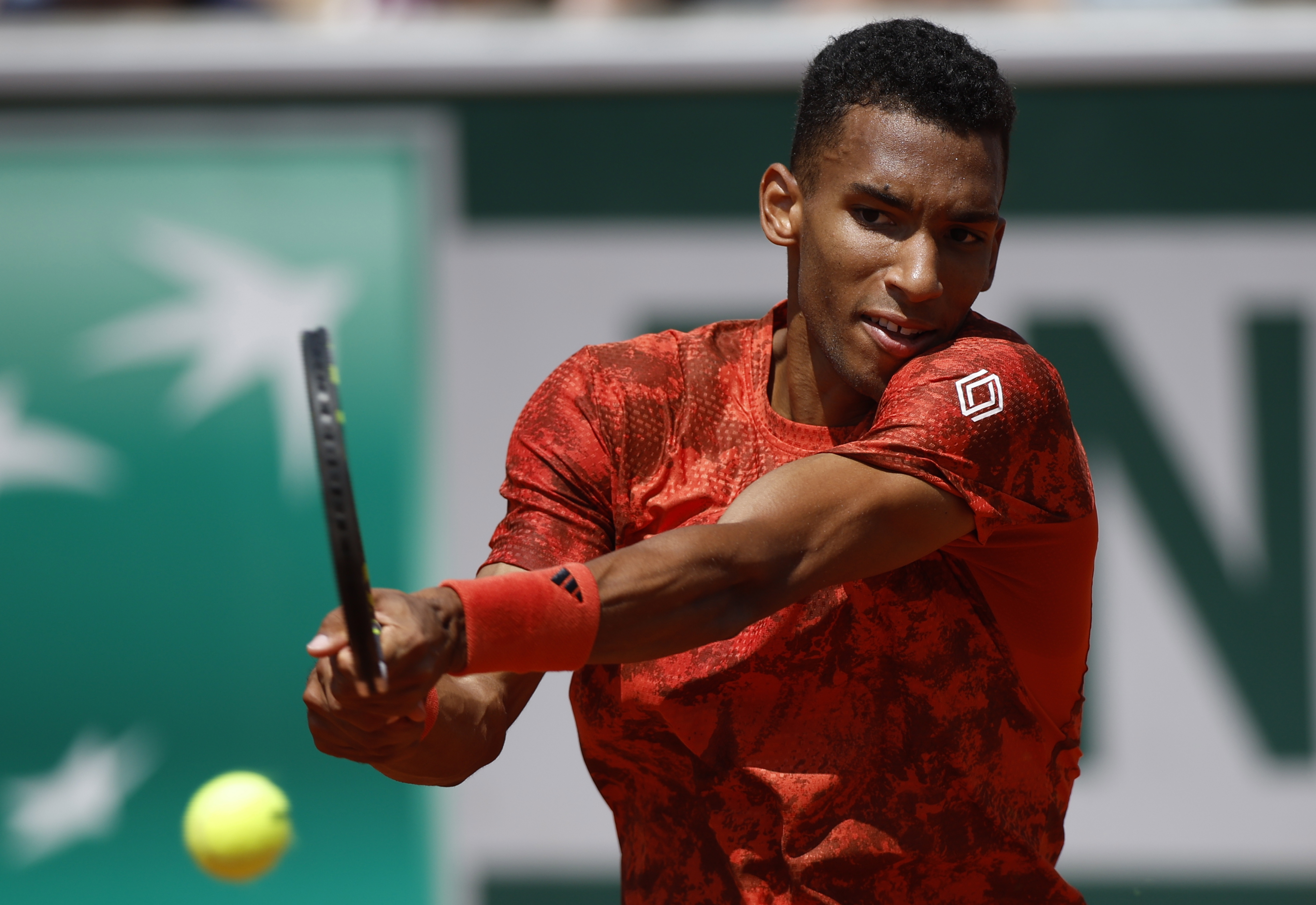 Paris (France), 29/05/2023.- Felix Auger-Aliassime of Canada plays Fabio Fognini of Italy in their Men's Singles first round match during the French Open Grand Slam tennis tournament at Roland Garros in Paris, France, 29 May 2023. (Tenis, Abierto, Francia, Italia) EFE/EPA/YOAN VALAT