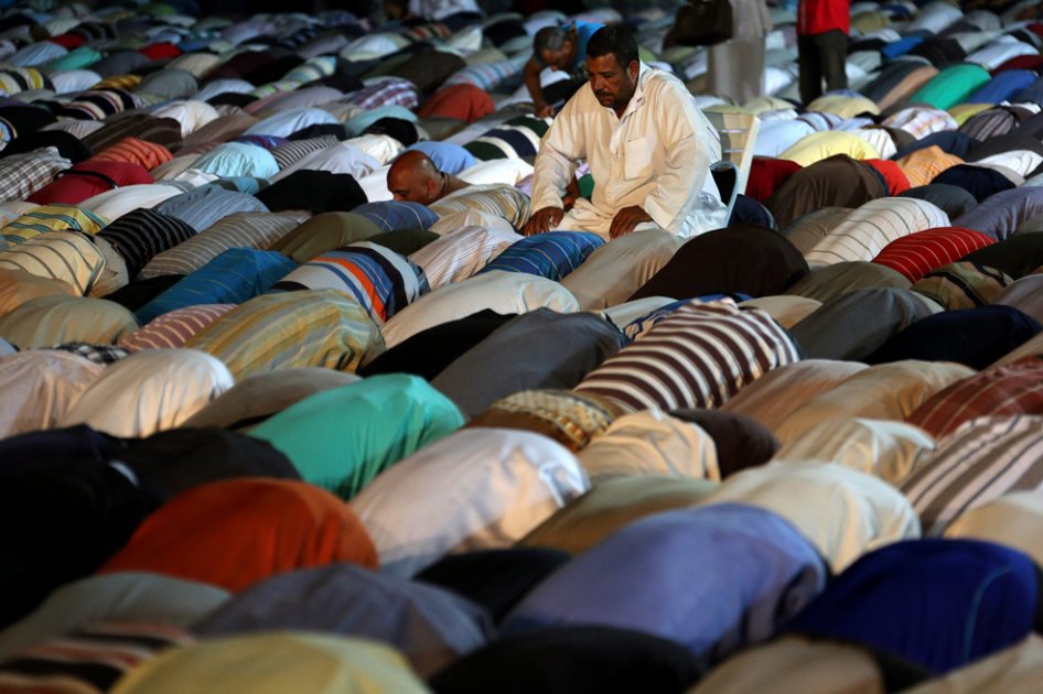 Seguidores del depuesto presidente egipcio Mohamed Mursi oran durante una manifestación cerca a la mezquita de Rabaa al-Adawiya en Nasr, El Cairo. / EFE