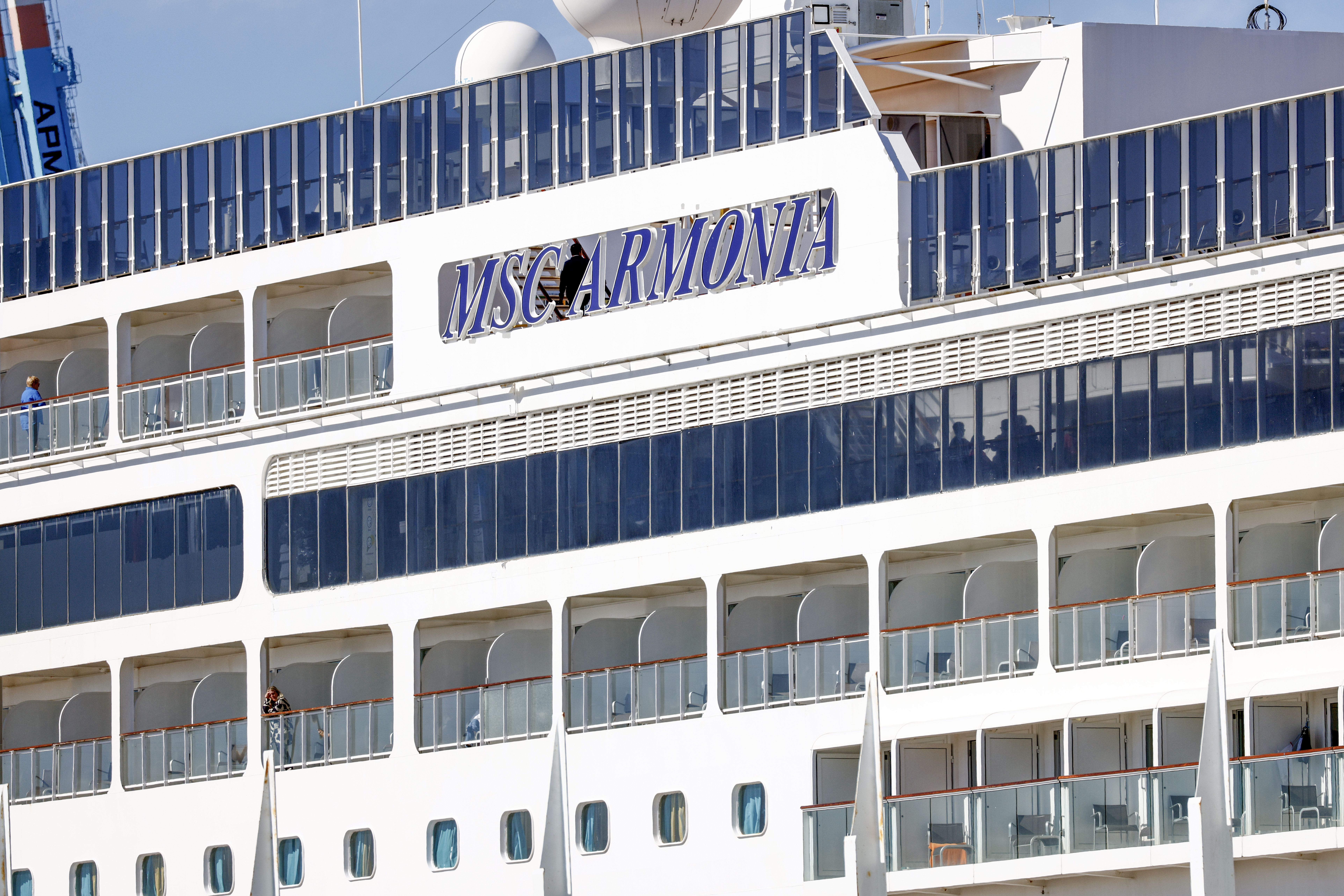 Crece la incertidumbre entre los pasajeros del crucero retenido en Barcelona