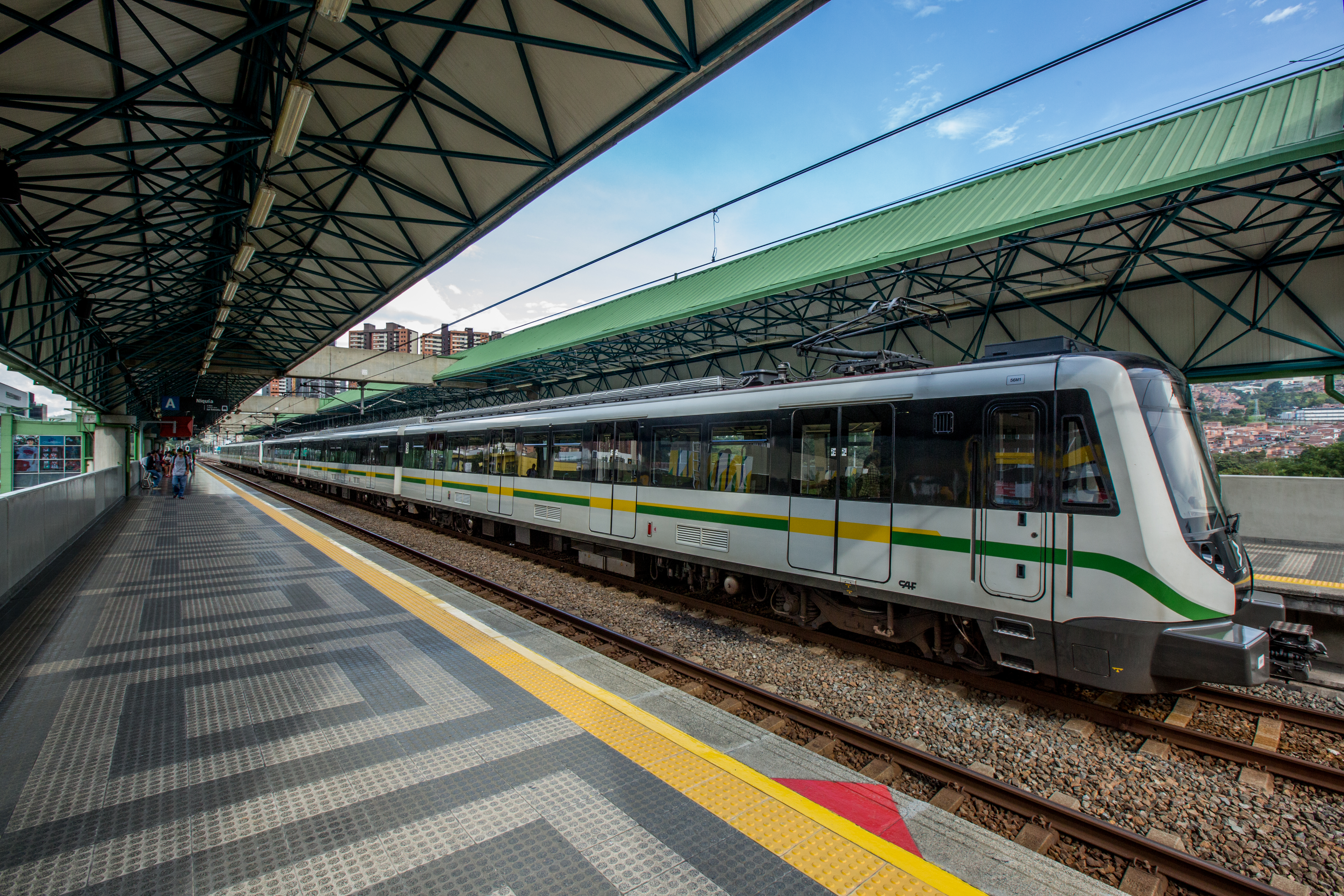 Mujer falleció al caer en los rieles del Metro de Medellín con su hija