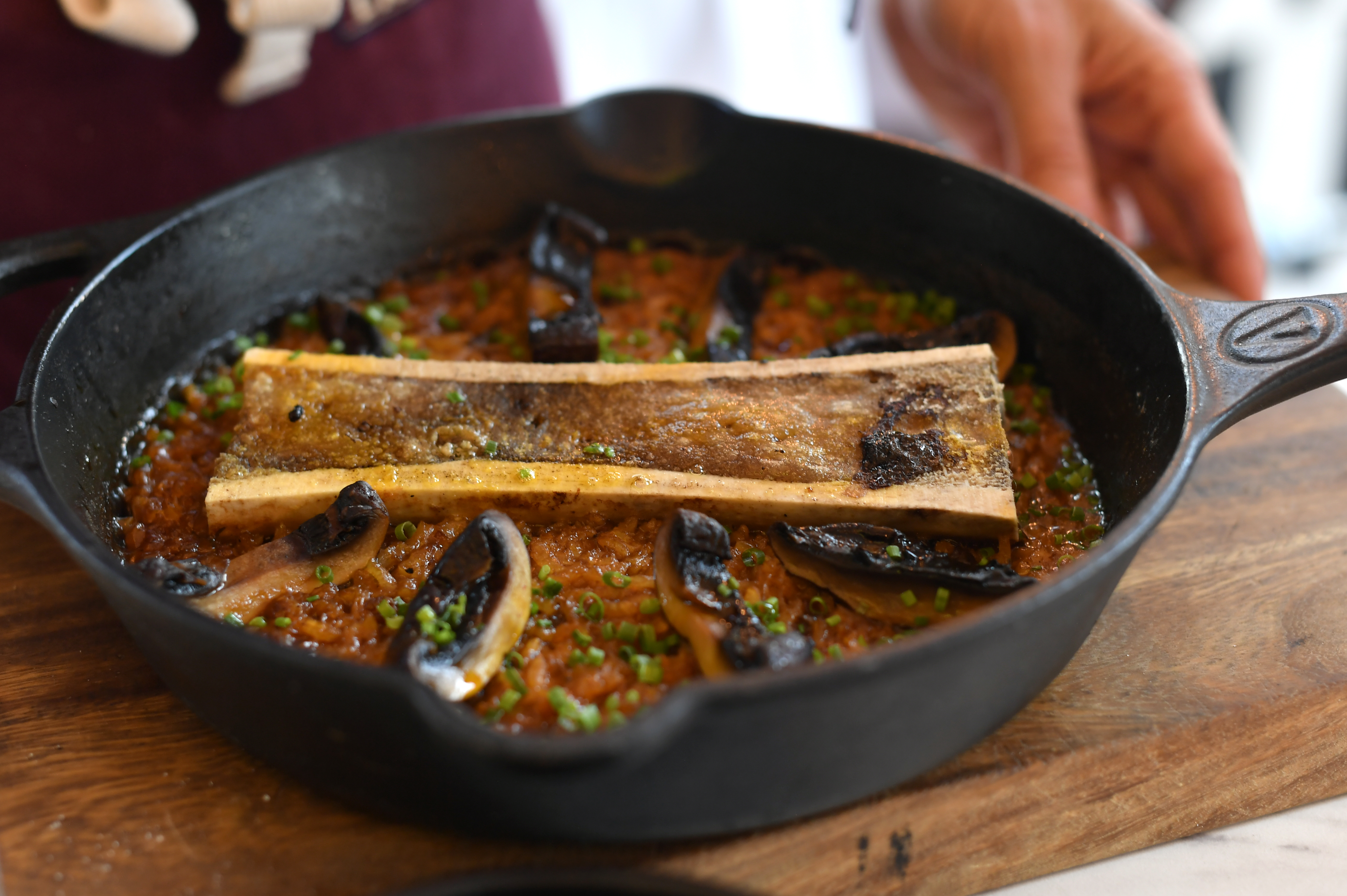 Arroz de setas tuétano y tartar de res.