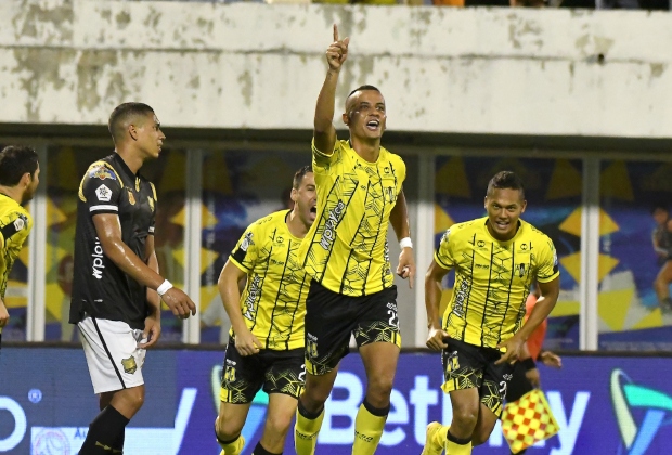 Alianza Petrolera remontó, ganó y se convirtió en el líder del Grupo A
