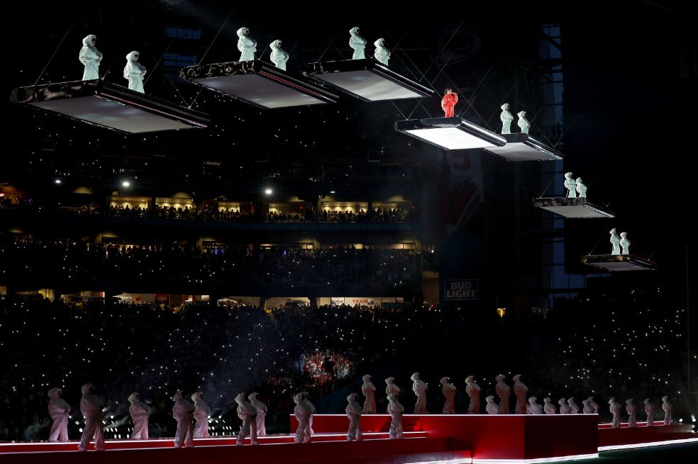La cantante Rihanna interpretó sus mejores éxitos en el medio tiempo del Super Bowl.