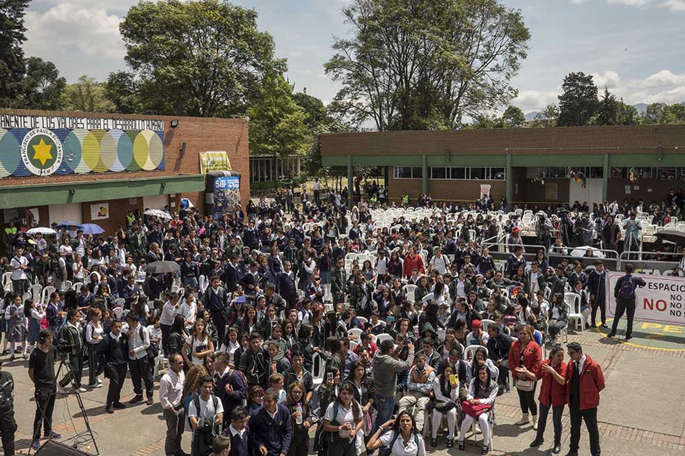 Estudiantes del colegio Inem, de Kennedy, durante la visita del alcalde Gustavo Petro el jueves pasado. / Alcaldía
