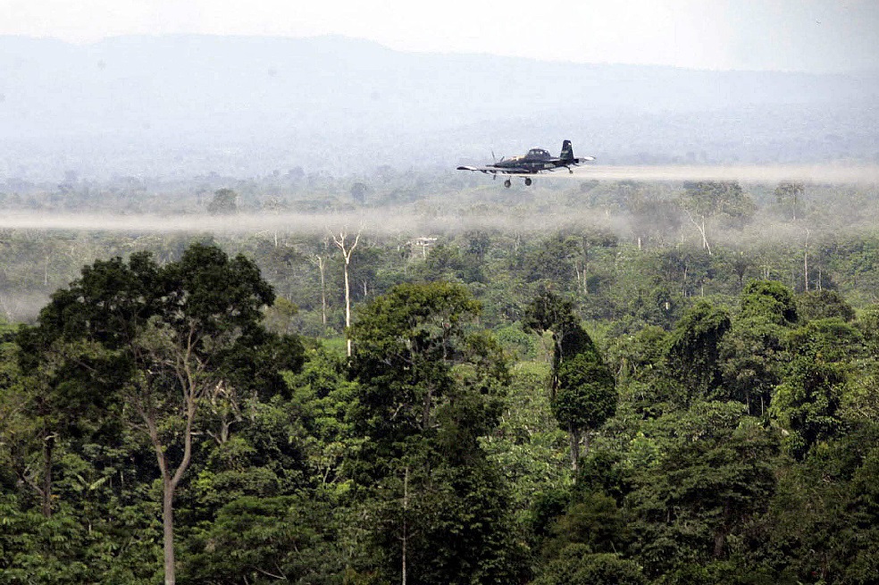 Un avión fumiga narcocultivos en el departamento del Putumayo. Esta imagen fue captada en 2007. / EFE