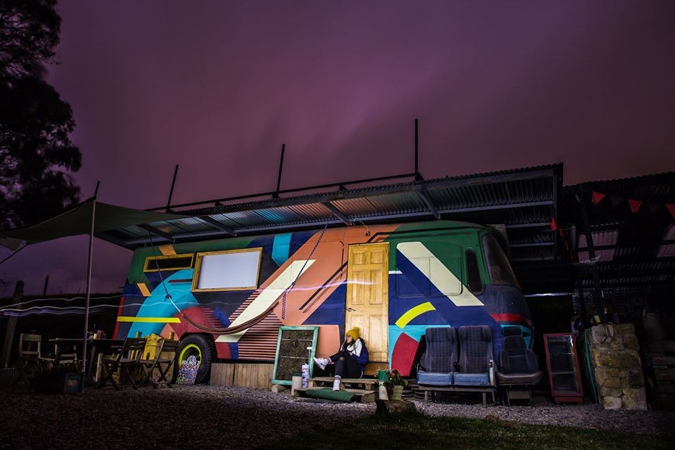 Desde buses chatarrizados convertidos en casas hasta exposiciones de arte