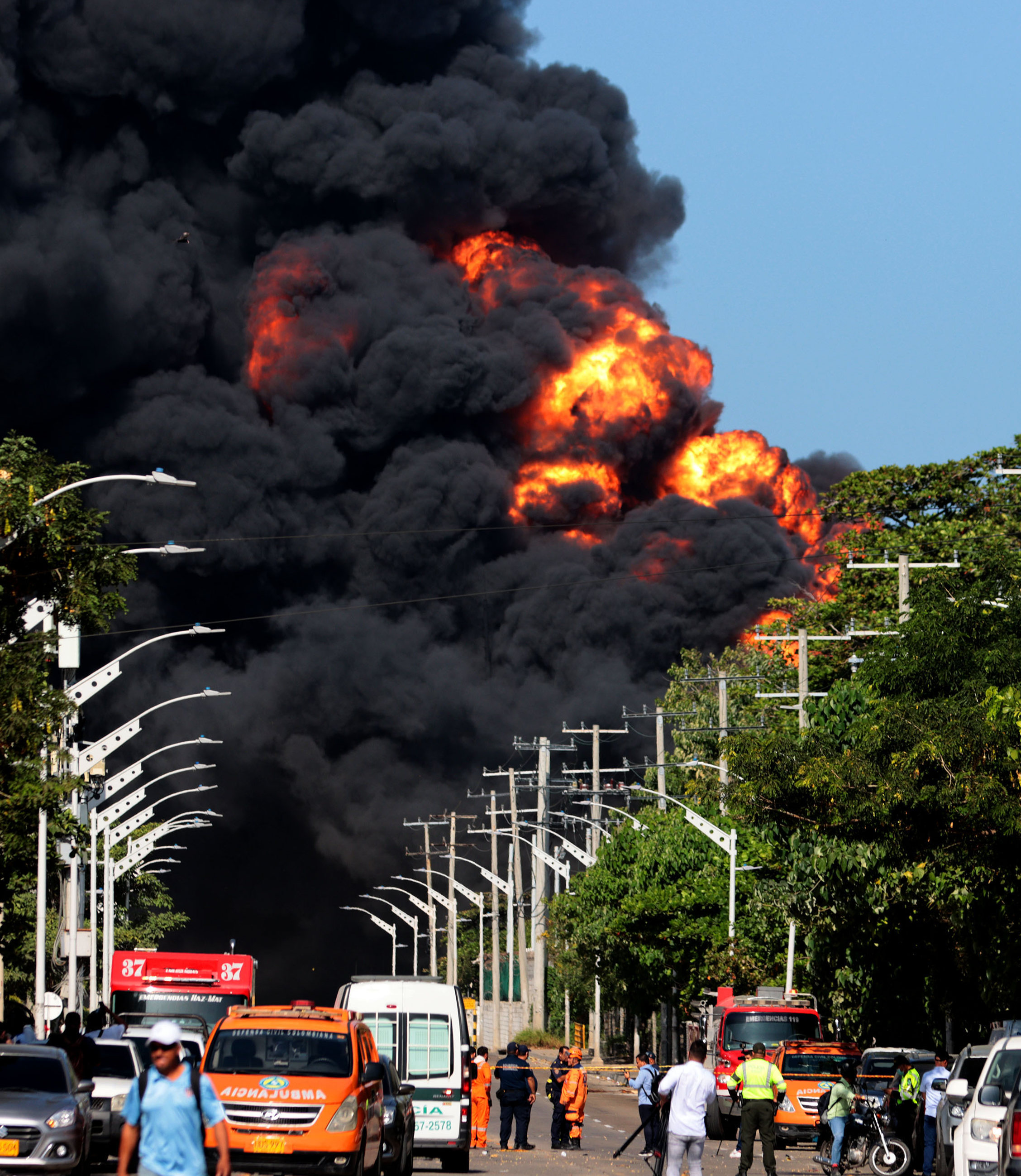 Investigan qué originó un voraz incendio en Barranquilla