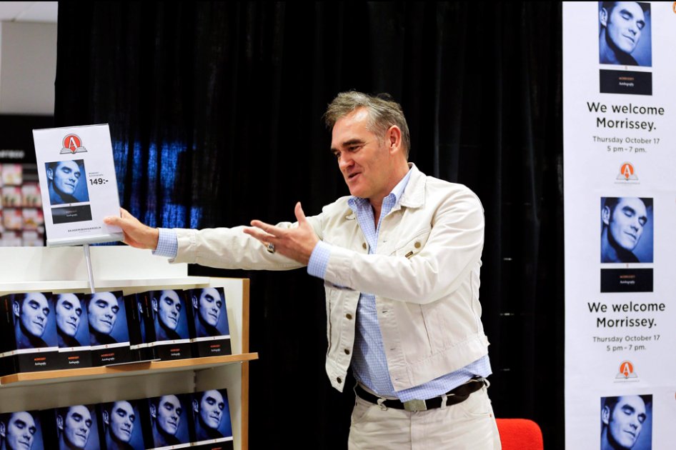 El provocador cantante británico Morrissey muestra su autobiografía durante una firma de libros convocada en un centro comercial de Gotenburg, Suecia.