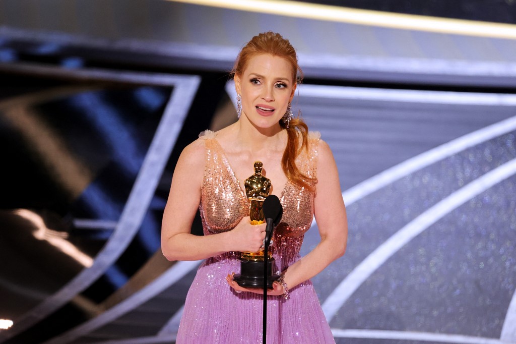 Jessica Chastain acepta el premio a "Mejor actriz principal" por su papel en "The Eyes of Tammy Faye" durante la 94ª edición de los Premios de la Academia.