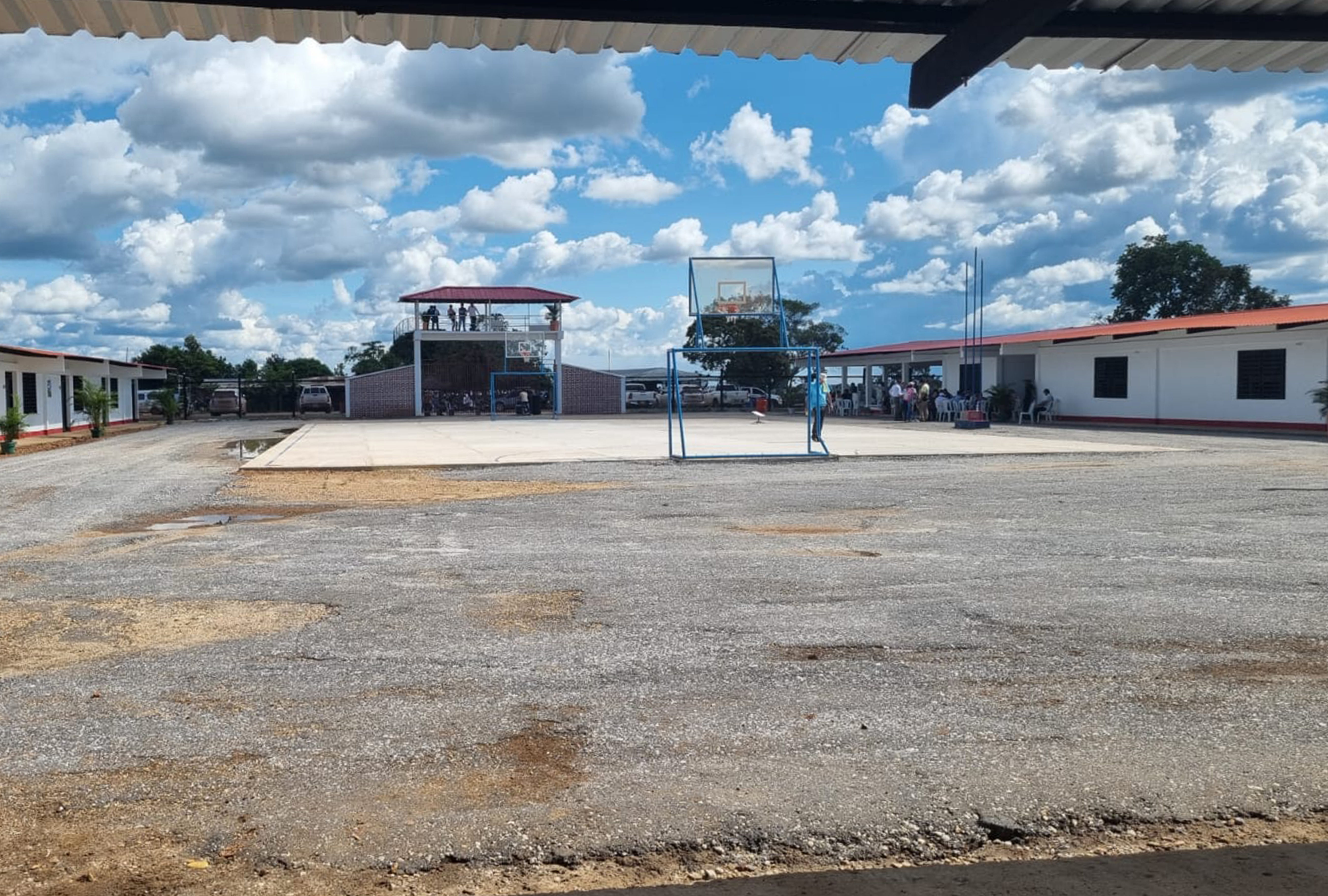 SAN300. SAN VICENTE DEL CAGUÁN (COLOMBIA), 08/05/2024.- Fotografía cedida hoy por la Delegación del Gobierno en la mesa de diálogo que muestra un área del colegio Sabanas del Yarí, ubicado en la vereda El Triunfo, del municipio de San Vicente del Caguán (Colombia). El Ministerio de Educación de Colombia formalizará y administrará el colegio construido por disidencias de las FARC en el departamento del Caquetá, 'bautizado' en honor al exjefe guerrillero Gentil Duarte, aunque se cambiará el nombre, informaron este miércoles las autoridades. EFE/ Delegación del Gobierno en la mesa de diálogo /SOLO USO EDITORIAL /SOLO DISPONIBLE PARA ILUSTRAR LA NOTICIA QUE ACOMPAÑA (CRÉDITO OBLIGATORIO)