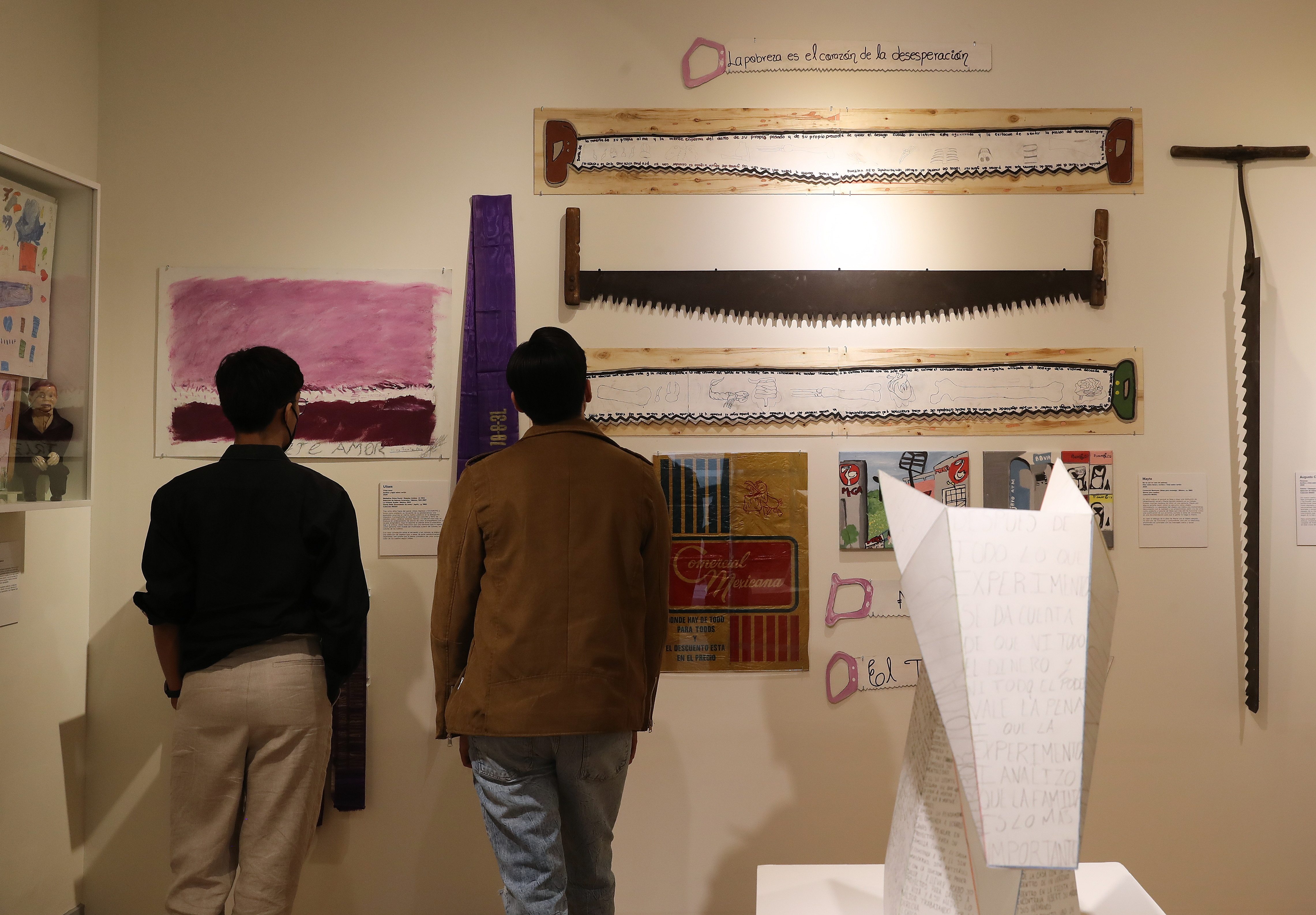 Dos personas observan unas obras de la muestra "Desde adentro", exhibida en el Museo del Objeto en Ciudad de México (México). La muestra “Desde Adentro” recoge 52 obras de 54 pacientes psiquiátricos del sistema penitenciario de la Ciudad de México y abre el panorama del mundo artístico a la vez que muestra el valor de esta disciplina. EFE/ Alex Cruz