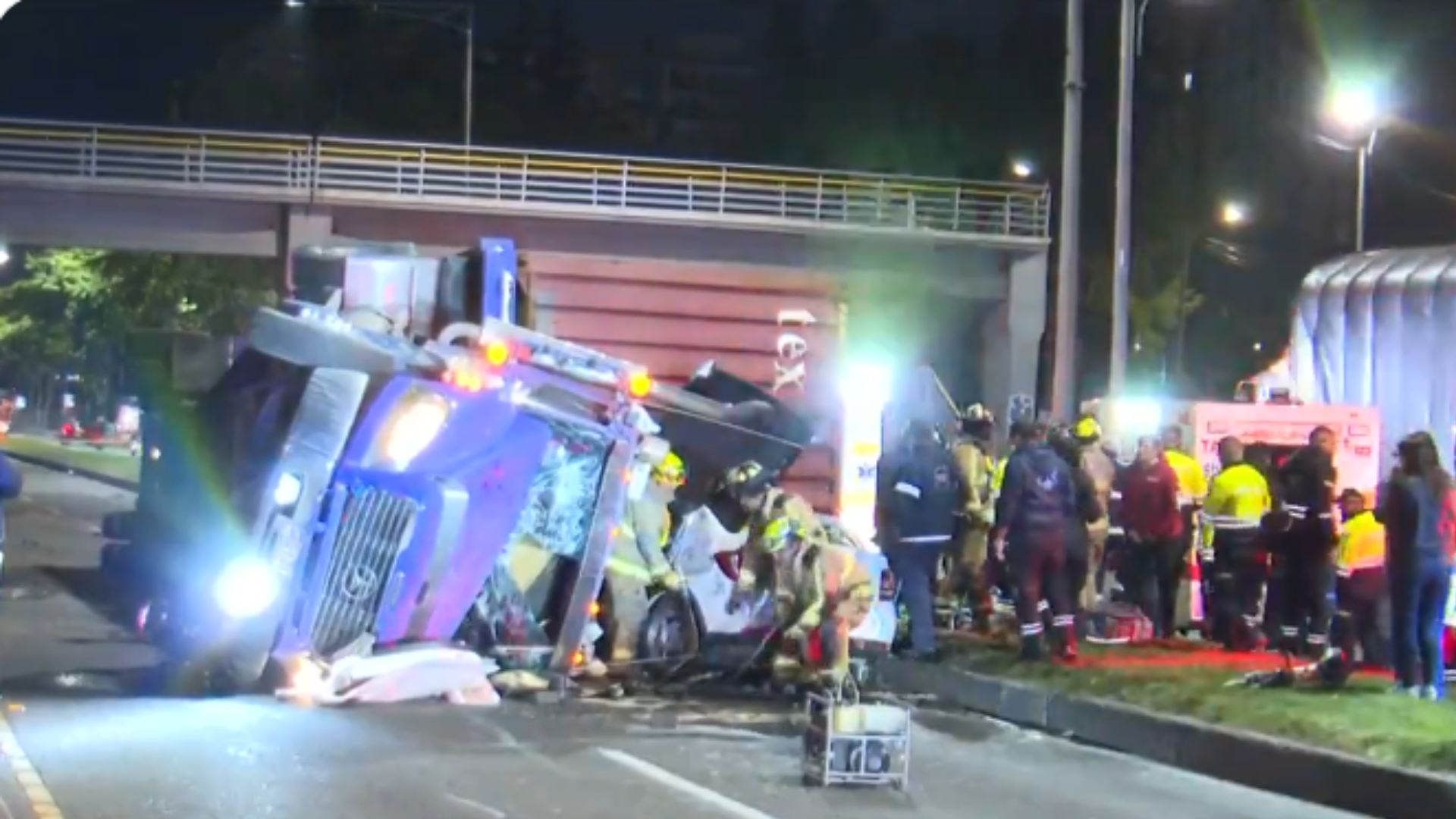 Tractomula robada terminó volcándose en la Avenida Boyacá: hubo personas heridas