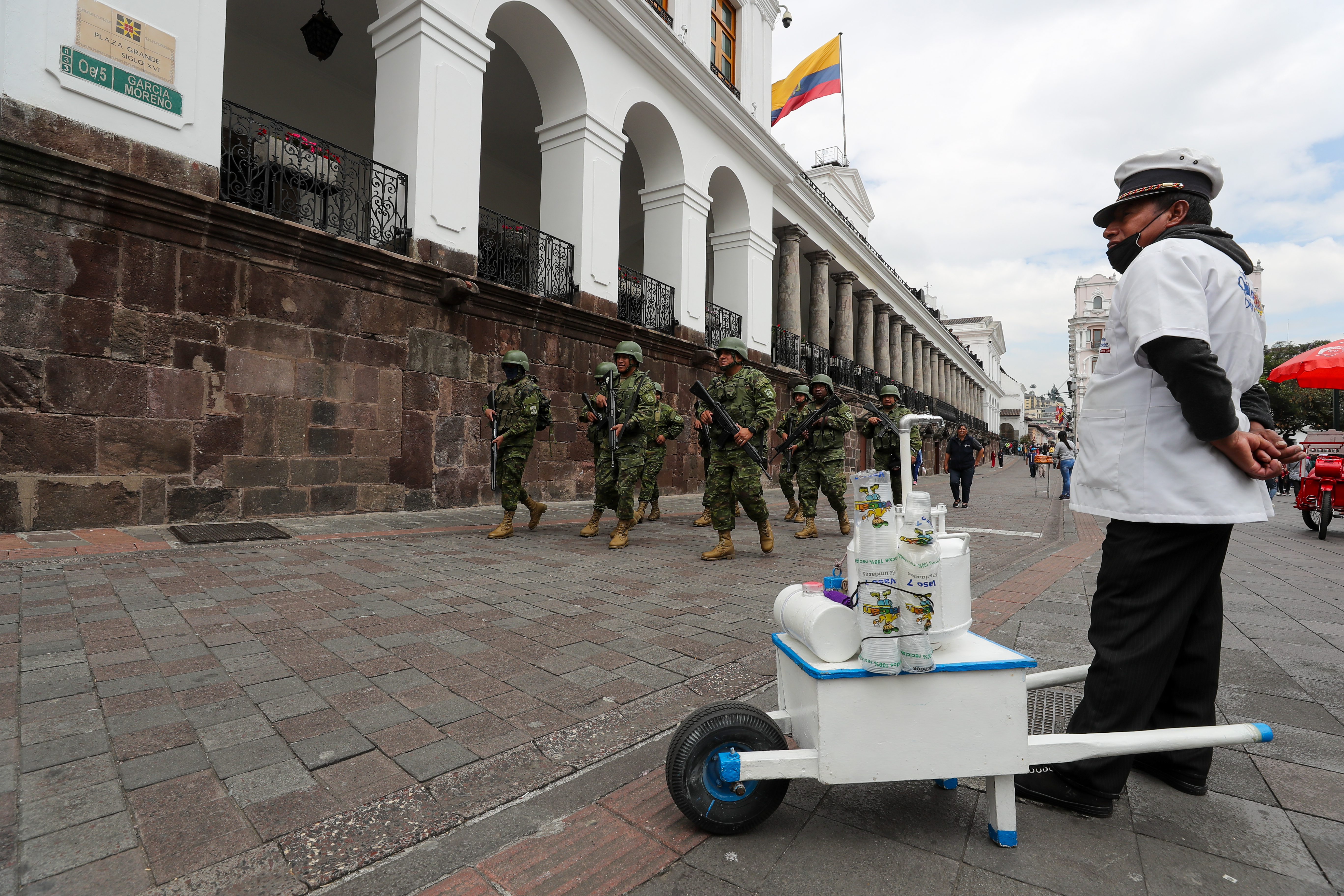 S&P cambió de estable a negativa perspectiva de Ecuador por grave crisis