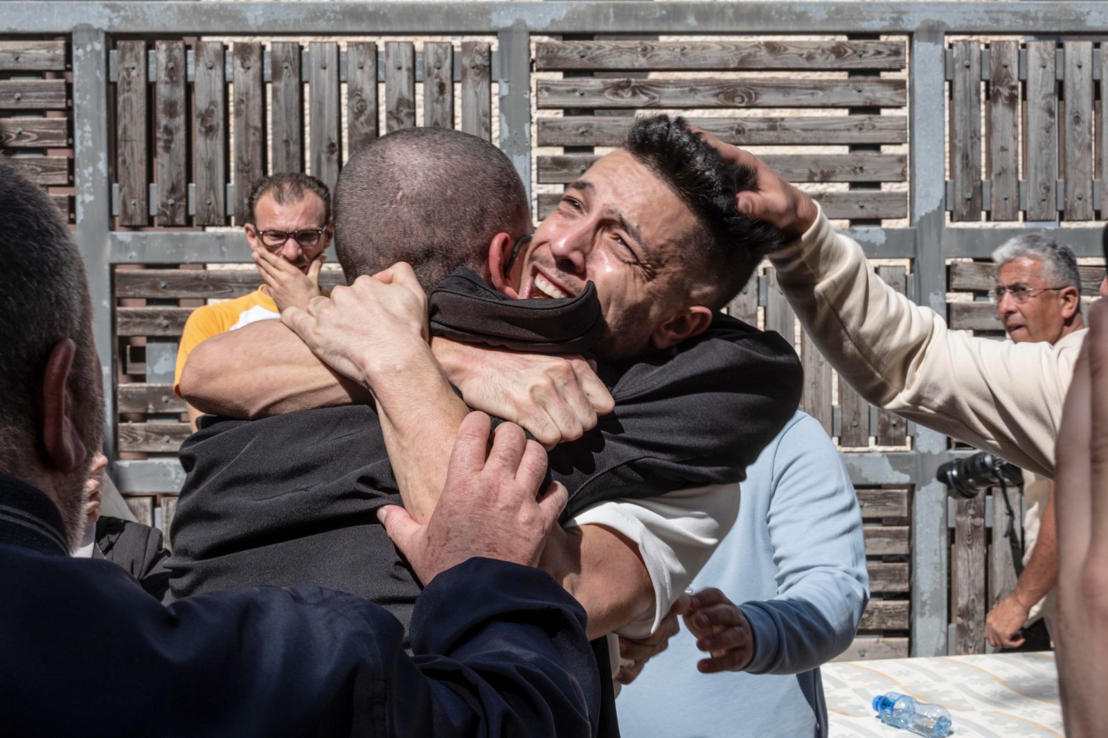 Otros palestinos liberados por Israel llegaron a Ramala, en Cisjordania ocupada.