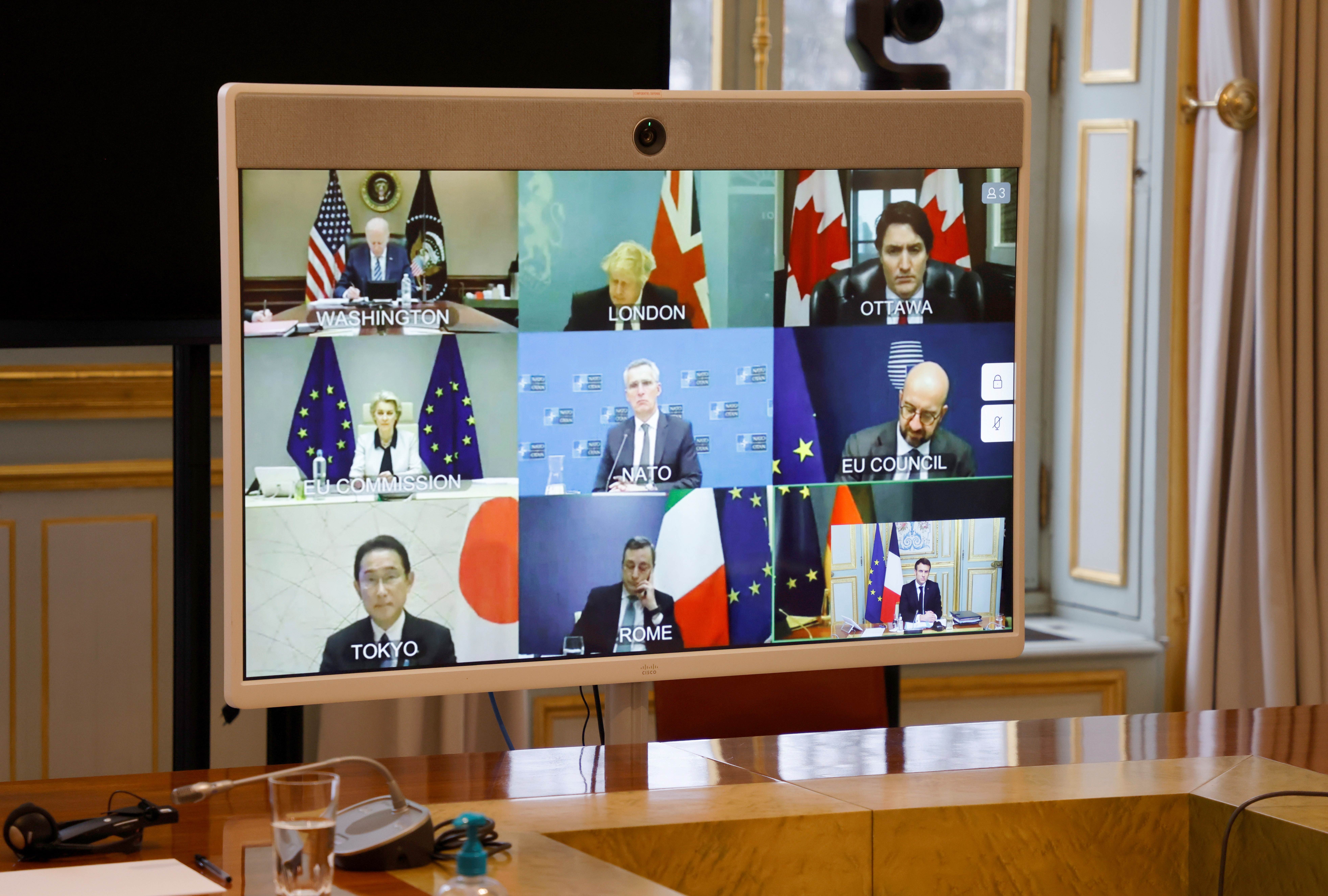 Paris (France), 24/02/2022.- A screen displays (from top-L) US President Joe Biden, Britain's Prime Minister Boris Johnson, Canadian Prime Minister Justin Trudeau, European Commission President Ursula von der Leyen, NATO Secretary General Jens Stoltenberg, President of the European Council Charles Michel, Japan's Prime Minister Fumio Kishida, Italy's Prime Minister Mario Draghi and French President Emmanuel Macron taking part in a video-conference of G7 leaders on Ukraine in Paris, France, 24 February 2022. Russia launched a major military operation on Ukraine in the early hours of 24 February 2022, defying Western outrage and global appeals not to launch a war. (Francia, Italia, Japón, Rusia, Ucrania, Reino Unido) EFE/EPA/LUDOVIC MARIN / POOL MAXPPP OUT