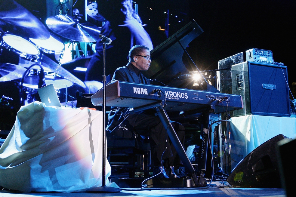No han sido raras las ocasiones en las que Herbie Hancock ha cambiado un Steinway de alta gama por un sintetizador, un piano eléctrico Wurlitzer o un órgano Hammond. / AFP