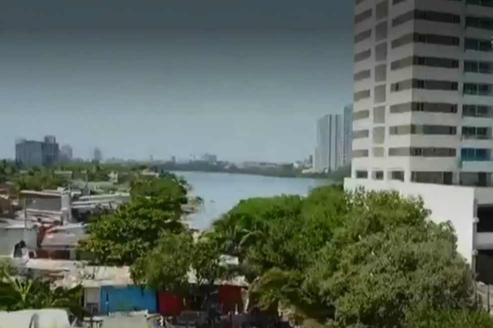Edificaciones sobre el agua, un riesgo para el caño Juan Angola en Cartagena